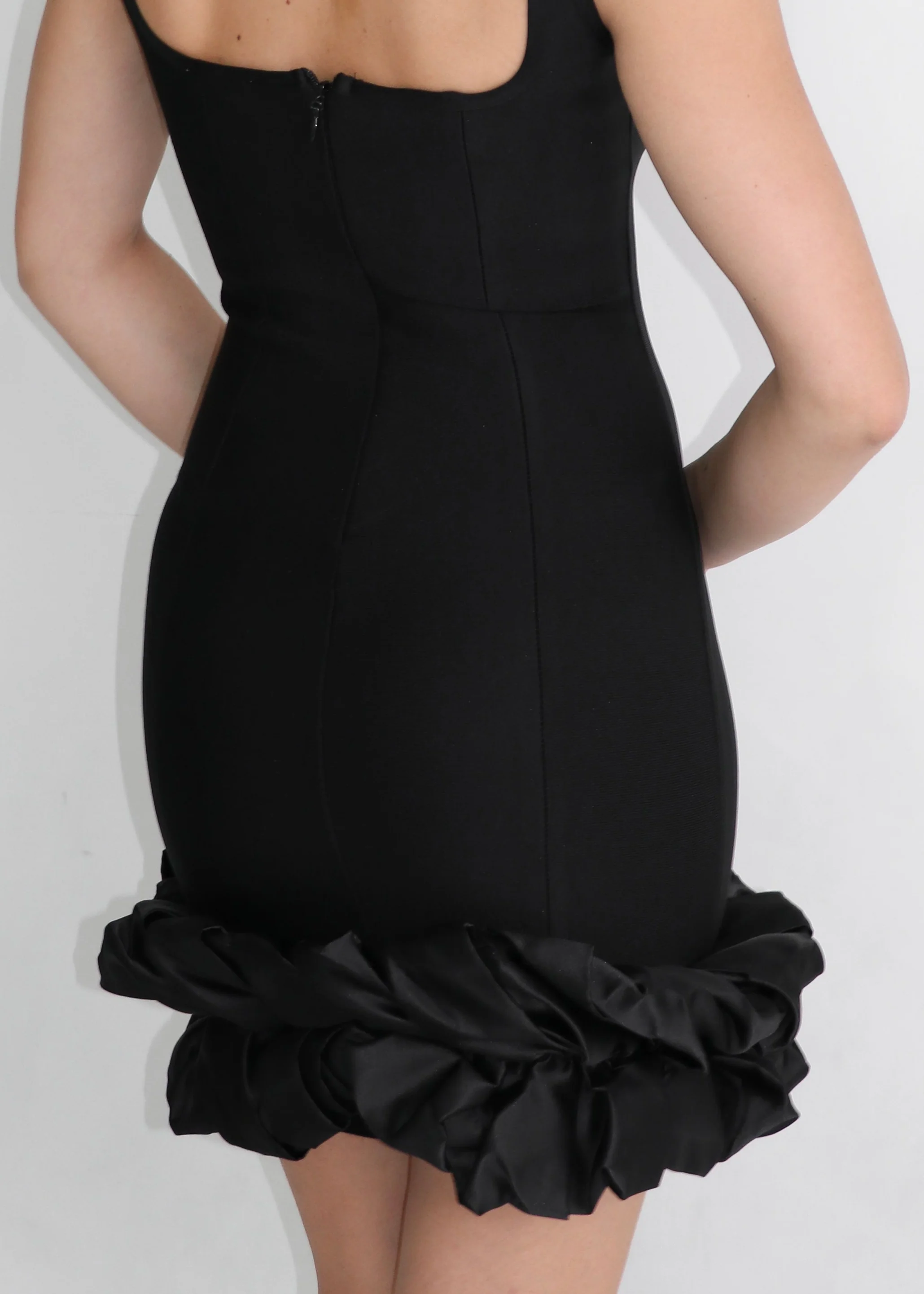 CAMELIA - mini dress nero con orlo con tessuto in raso combinato e volant - Image 3
