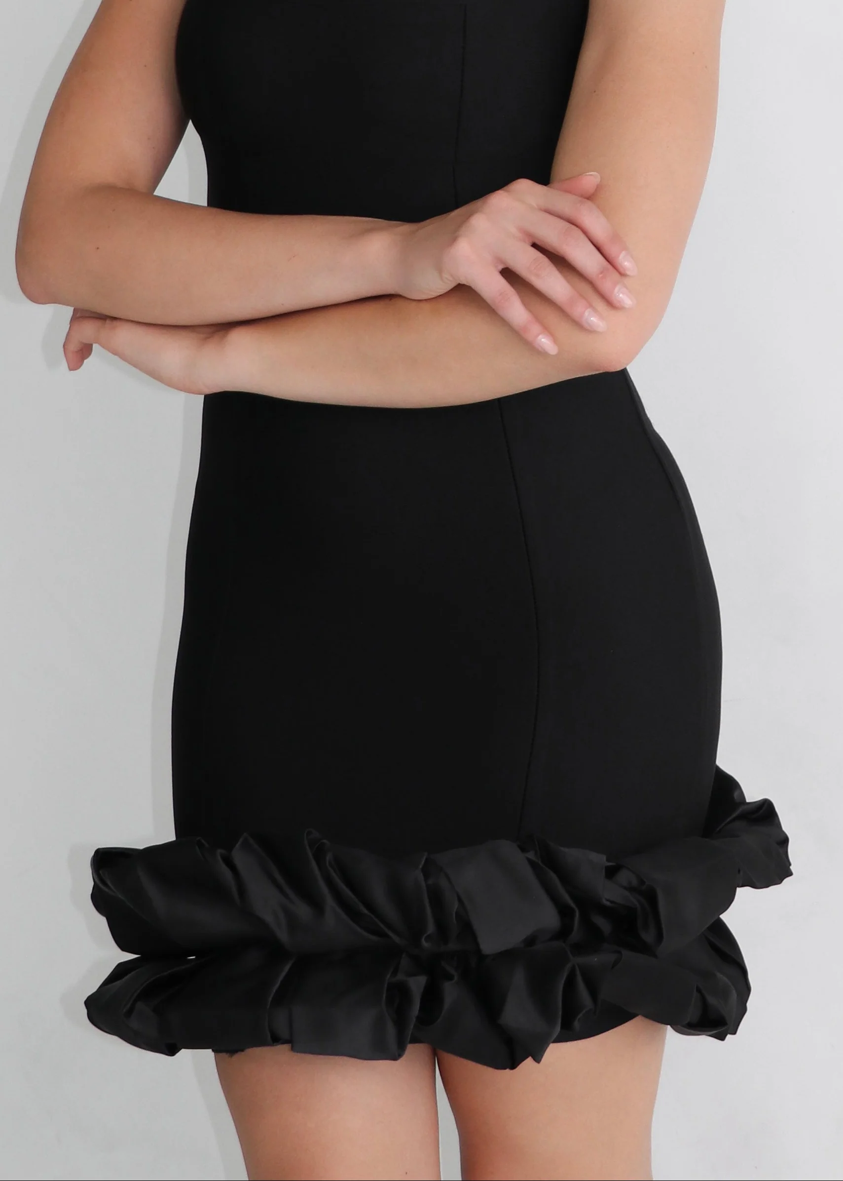 CAMELIA - mini dress nero con orlo con tessuto in raso combinato e volant - Image 4
