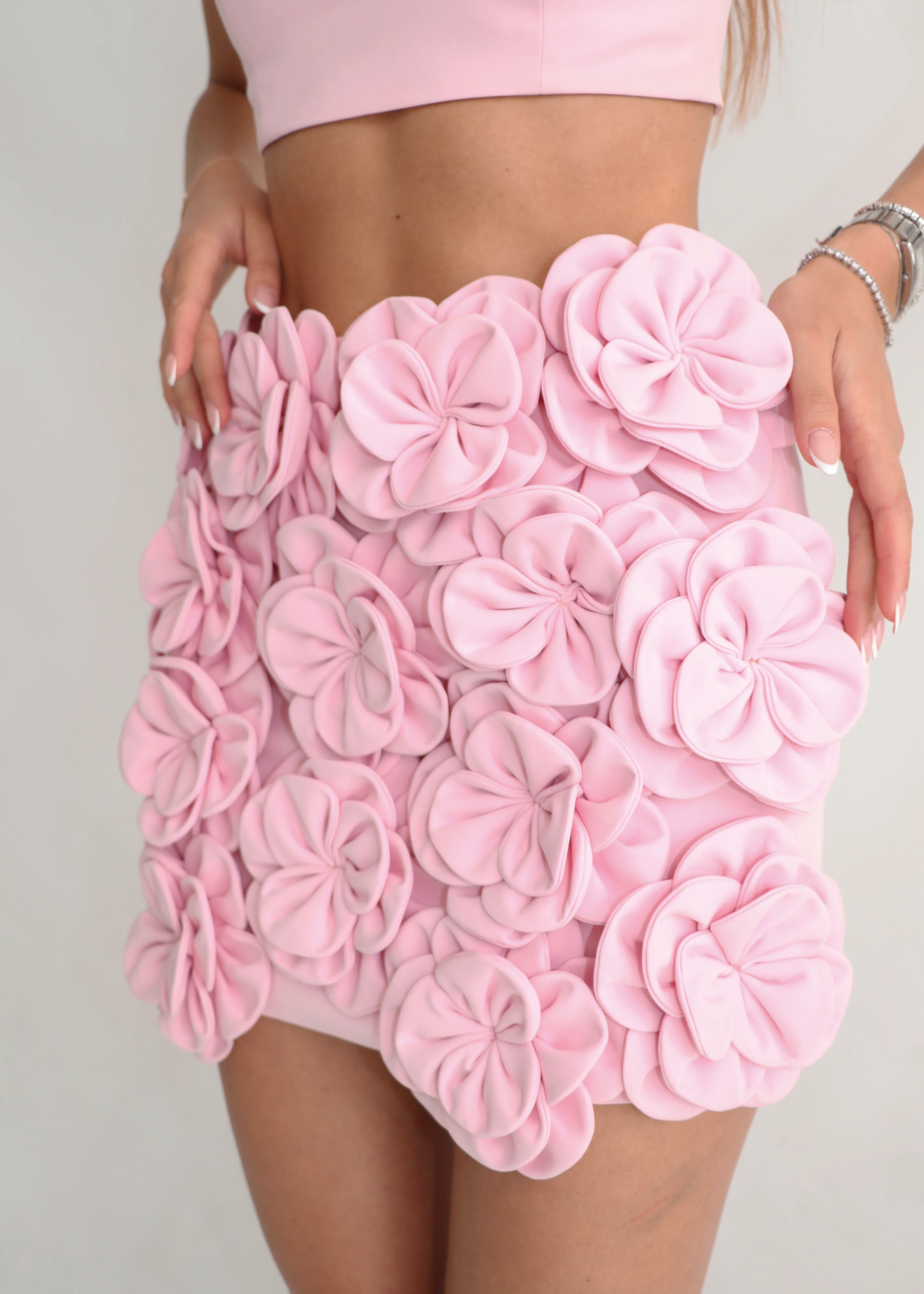 ELARIA - set in rosa con top ed accessorio spilla e gonna dettaglio rose - Image 4