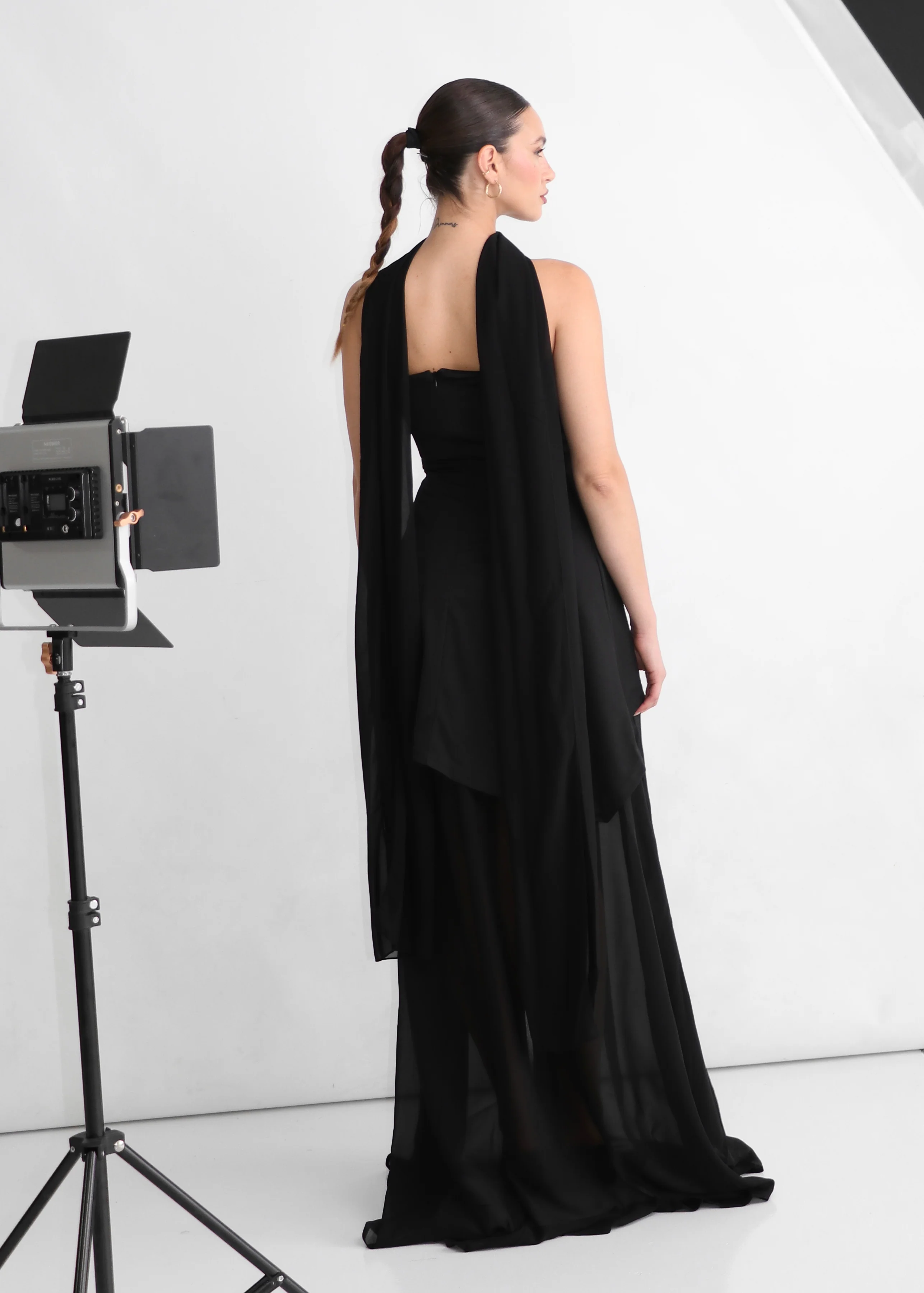 KIKI - vestito nero elegante con gonna in tulle e spacco profondo - Image 4