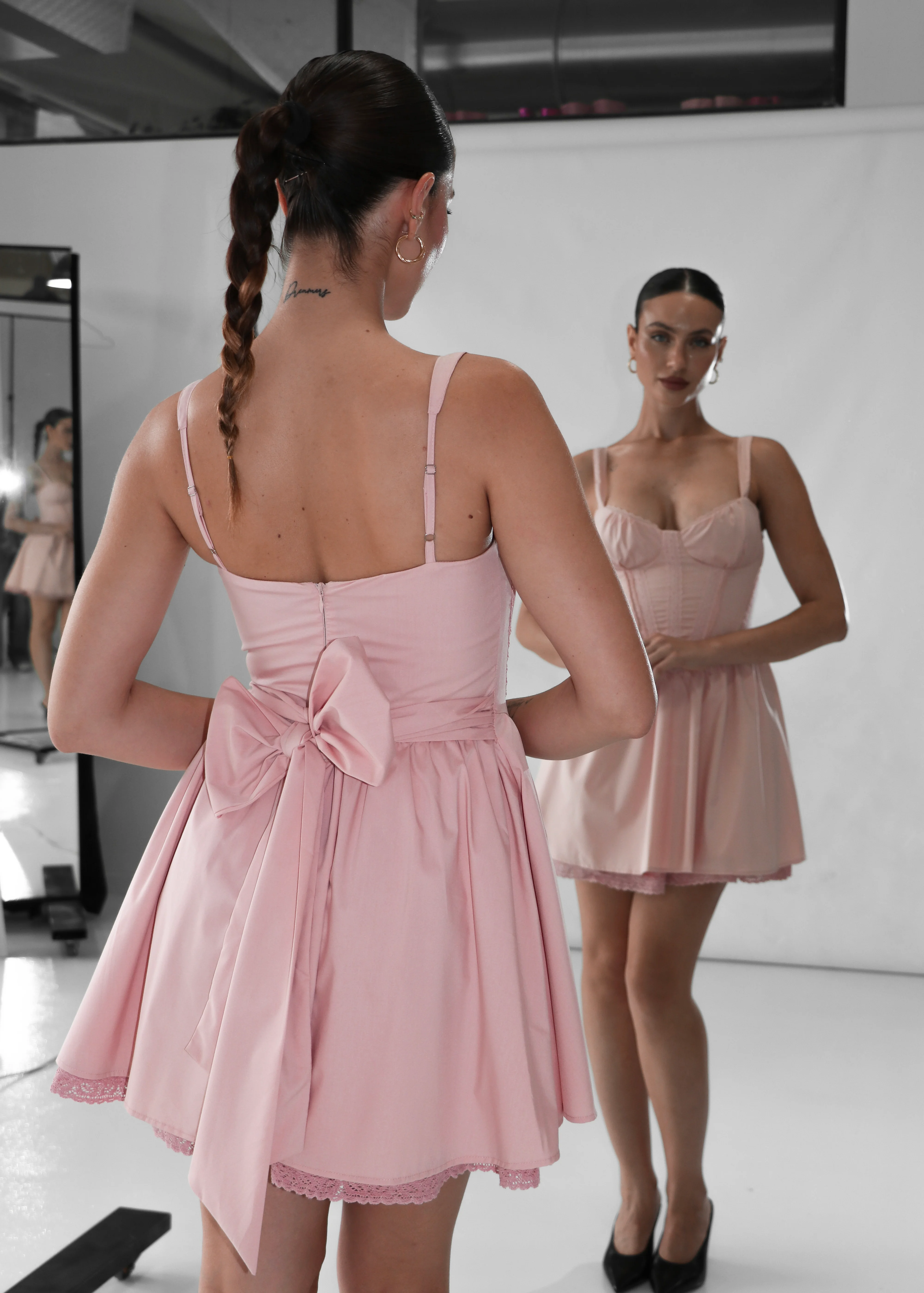 PETAL -vestito rosa corto e fasce laterali per dettaglio fiocco posteriore - Image 4