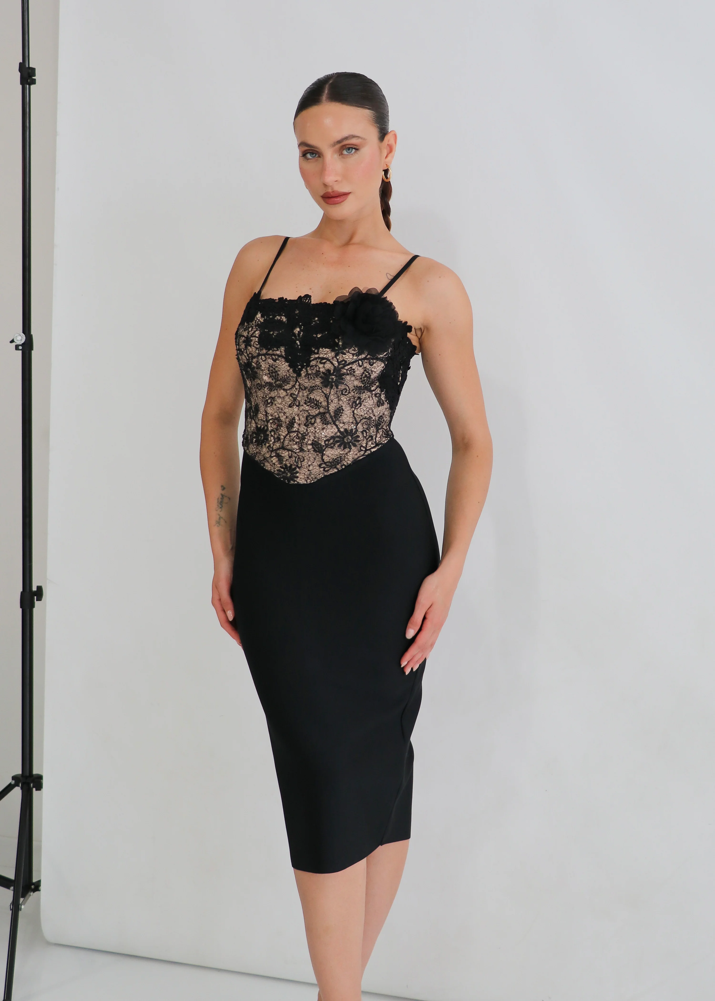 ROSAYA - vestito midi con trasparenze e dettaglio fiori sulla scollatura