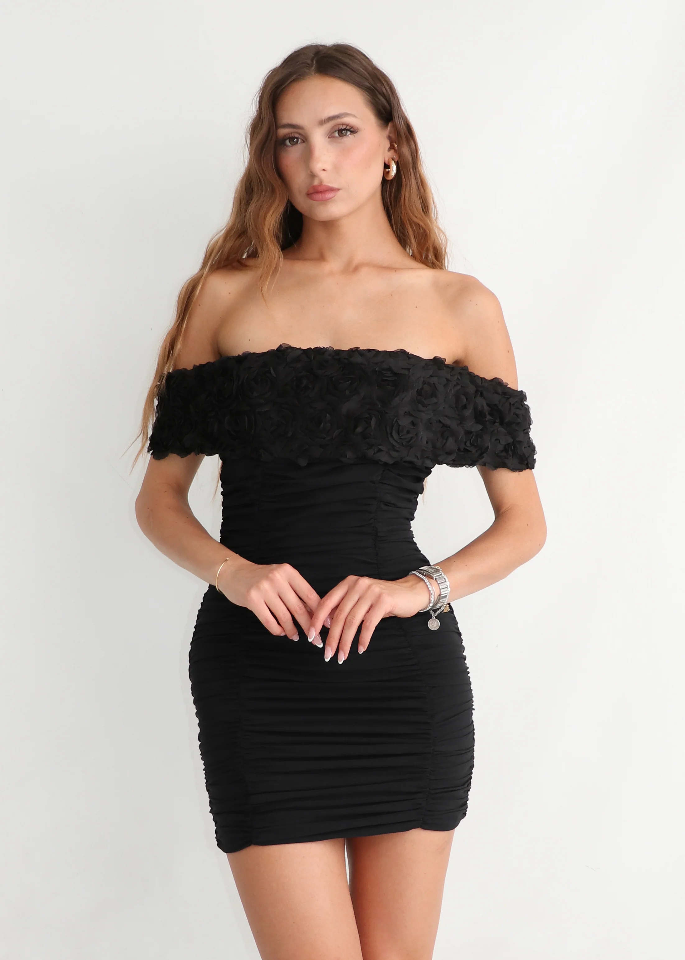 ZELIE - vestito nero con balze e fascia con dettaglio rose