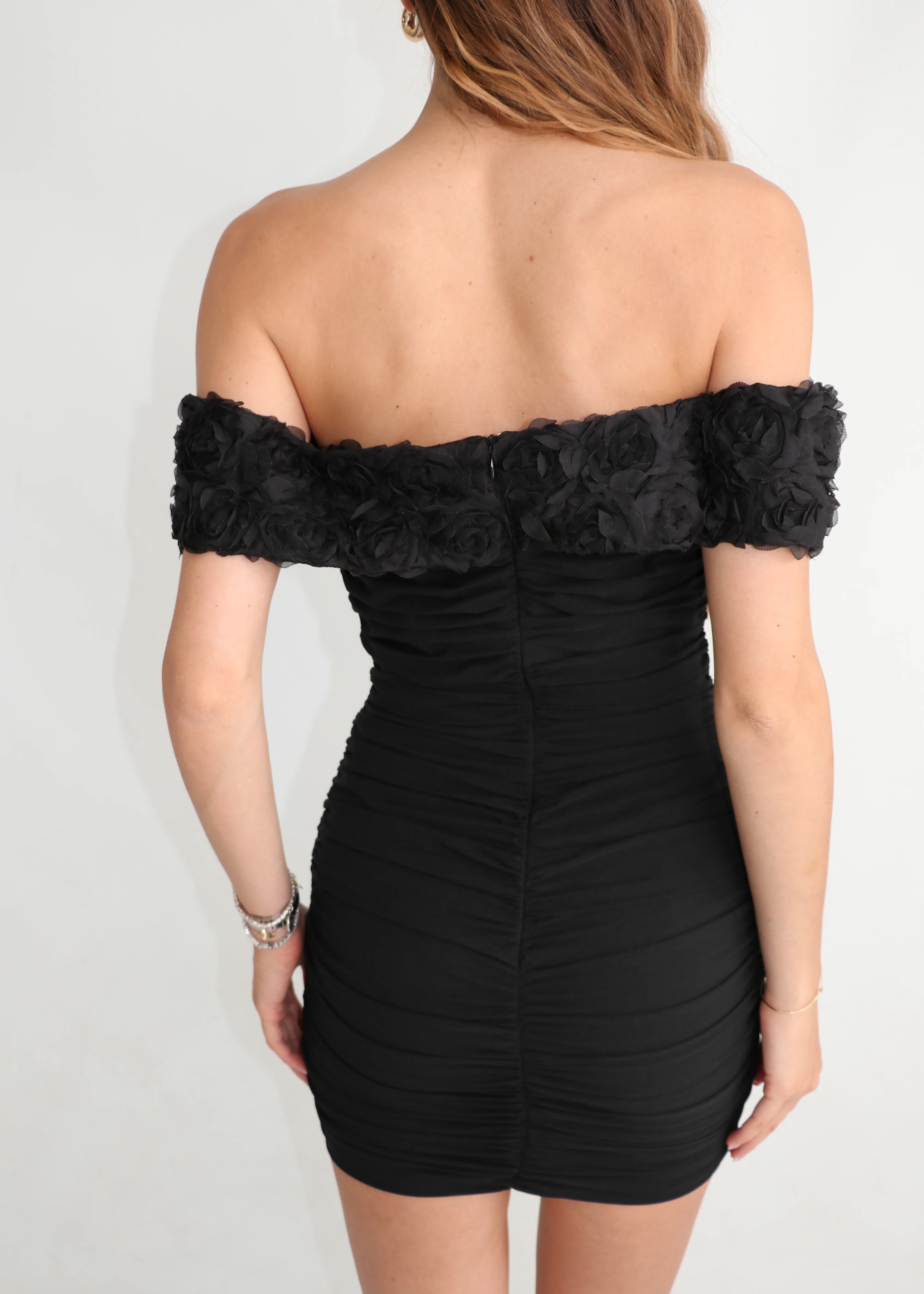 ZELIE - vestito nero con balze e fascia con dettaglio rose - Image 4