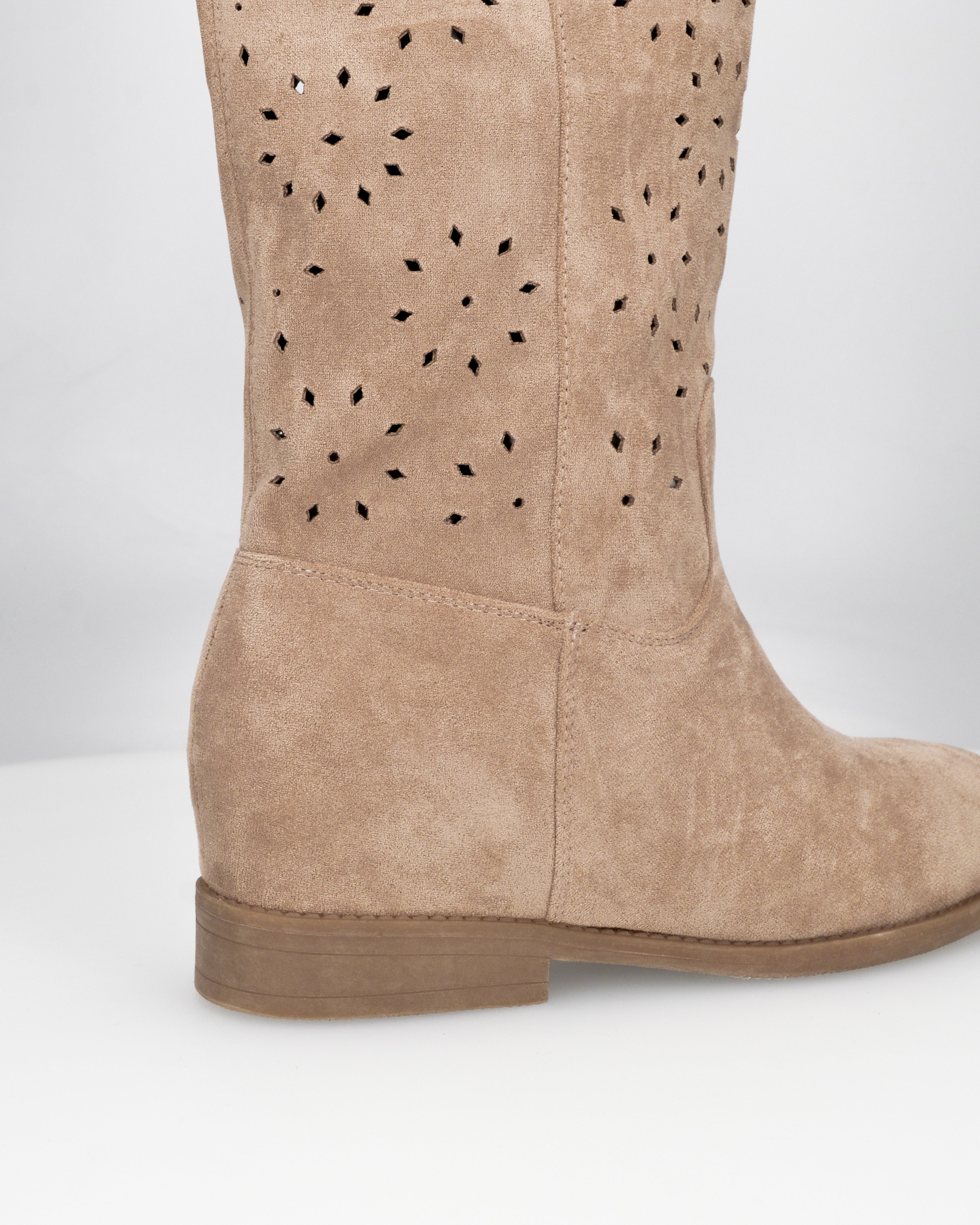 AKEMI - stivali alti beige in simil camoscio traforati con zeppa interna - Image 4