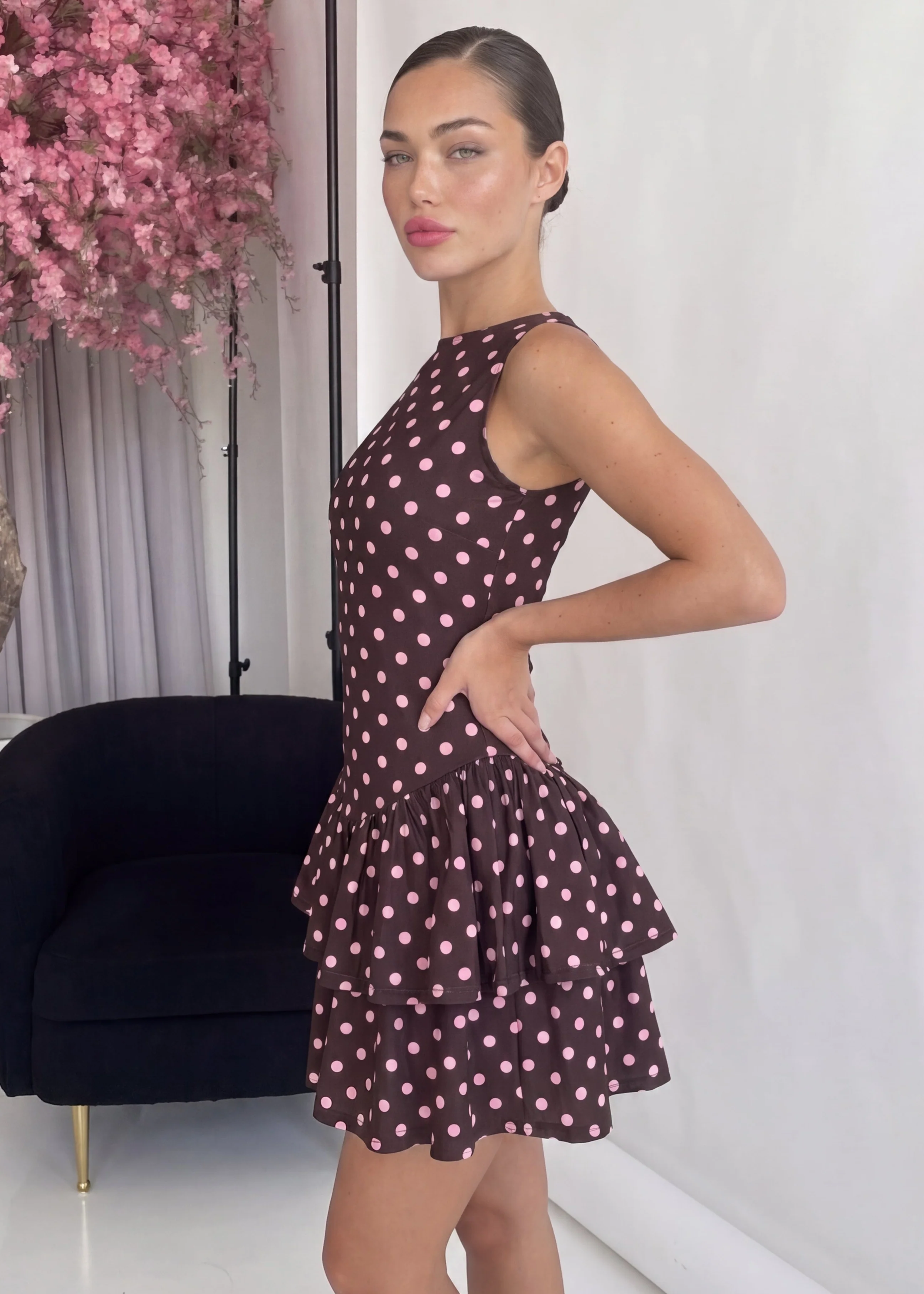 AKIE - vestito corto a balze marrone con pois rosa - Image 2