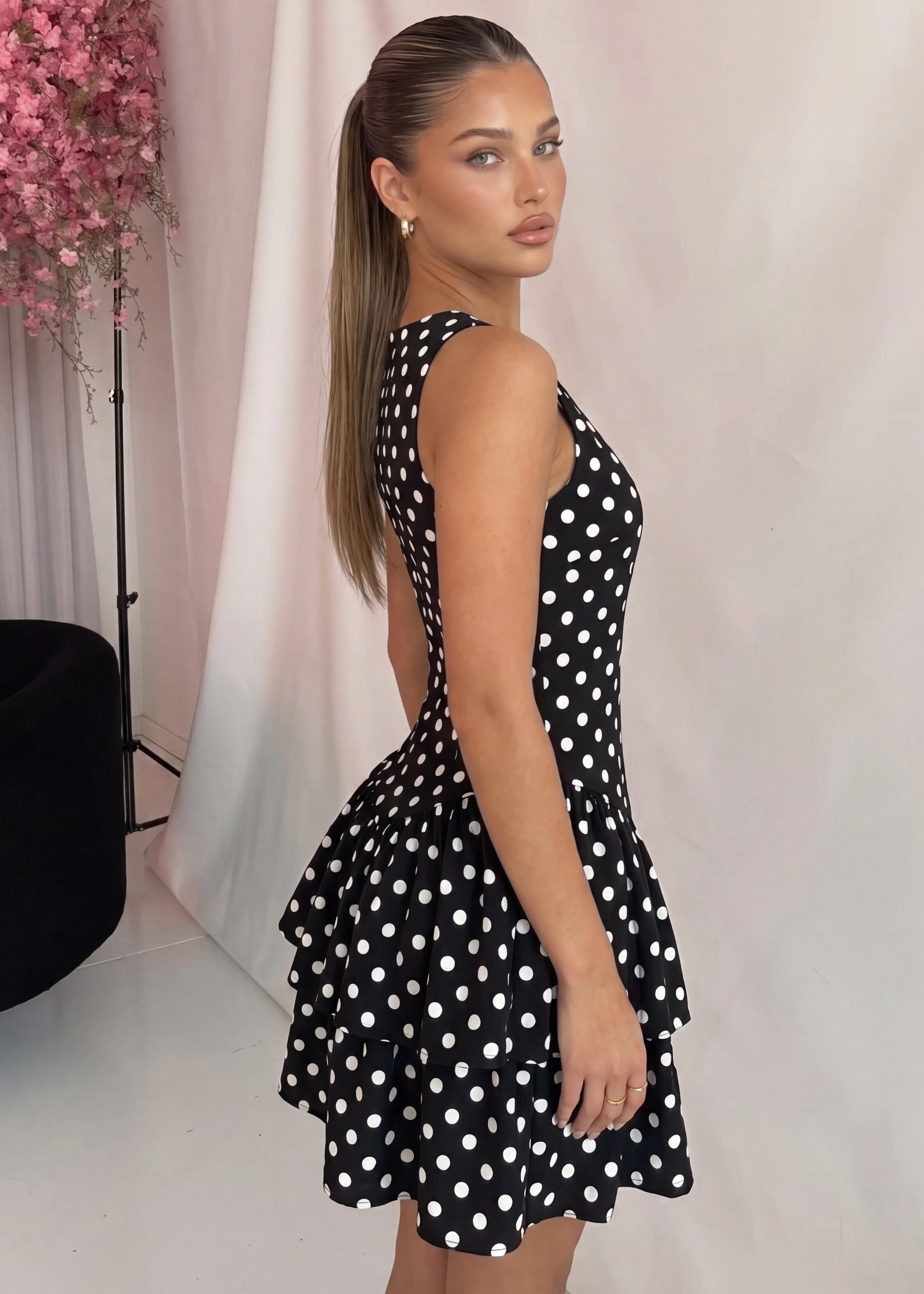 AKIE - vestito corto a balze nero con pois bianchi