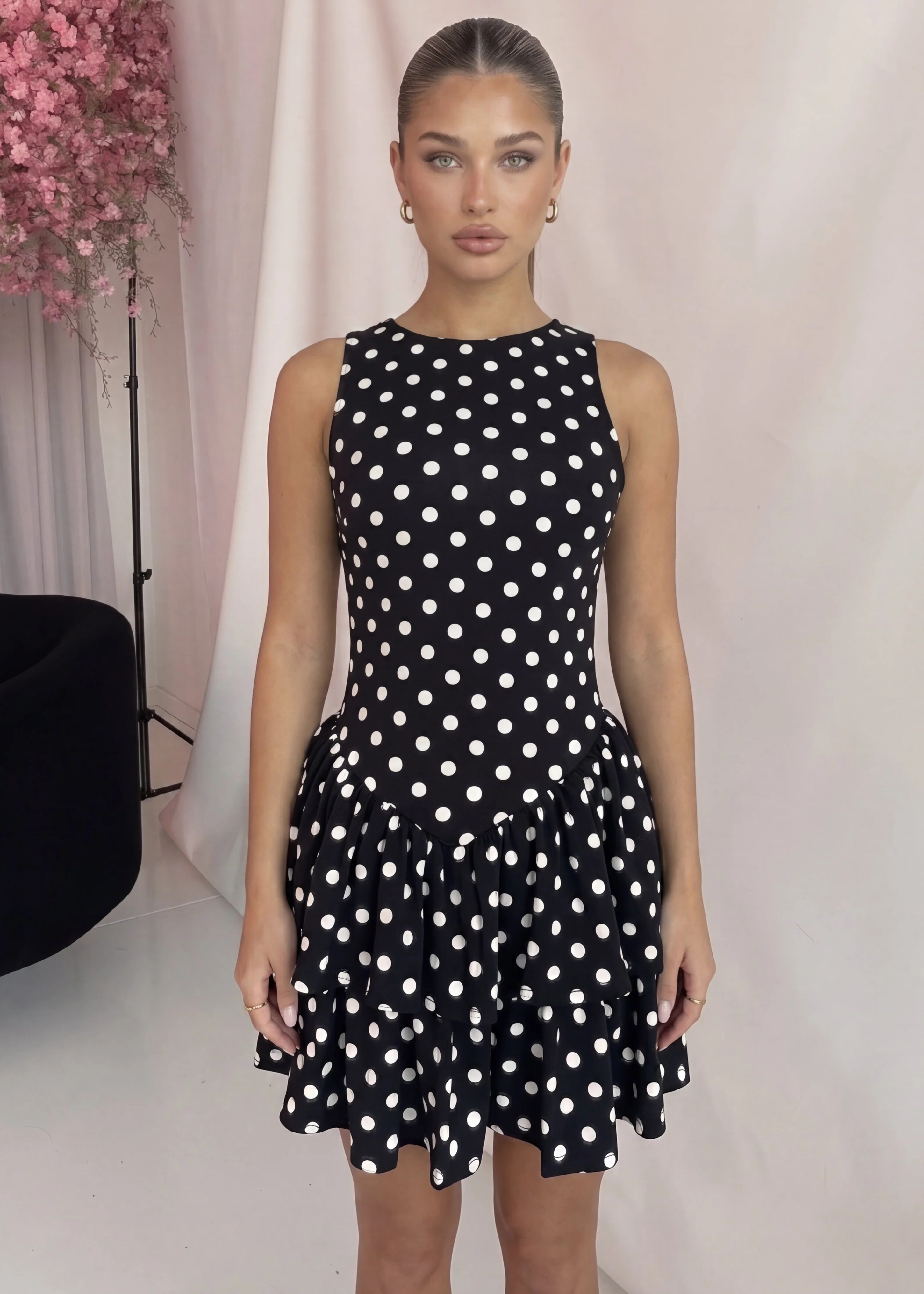 AKIE - vestito corto a balze nero con pois bianchi - Image 2