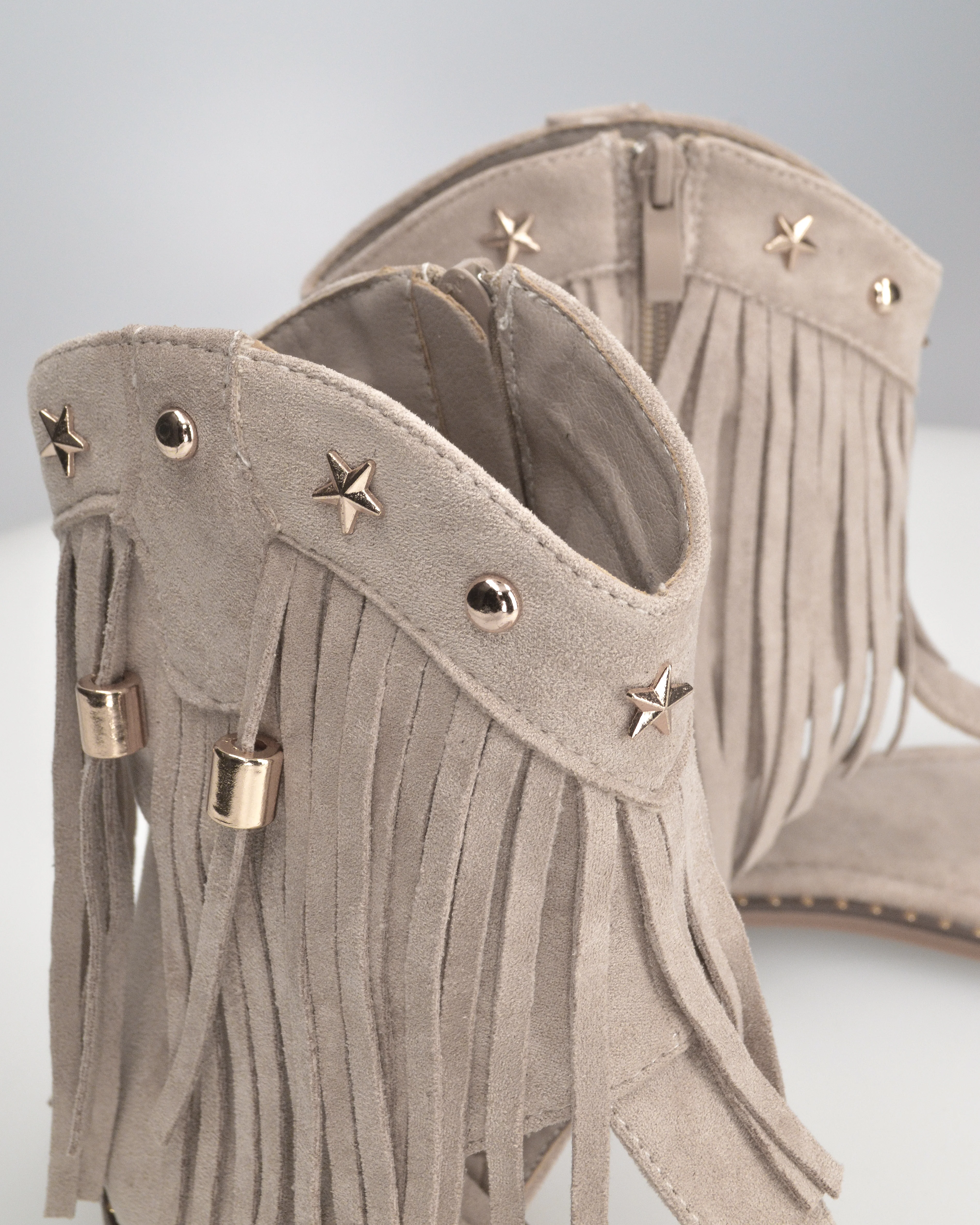ALLEGRA - sandalo Boho-Chic, infradito in camoscio beige con frange e borchie a stella - Image 5