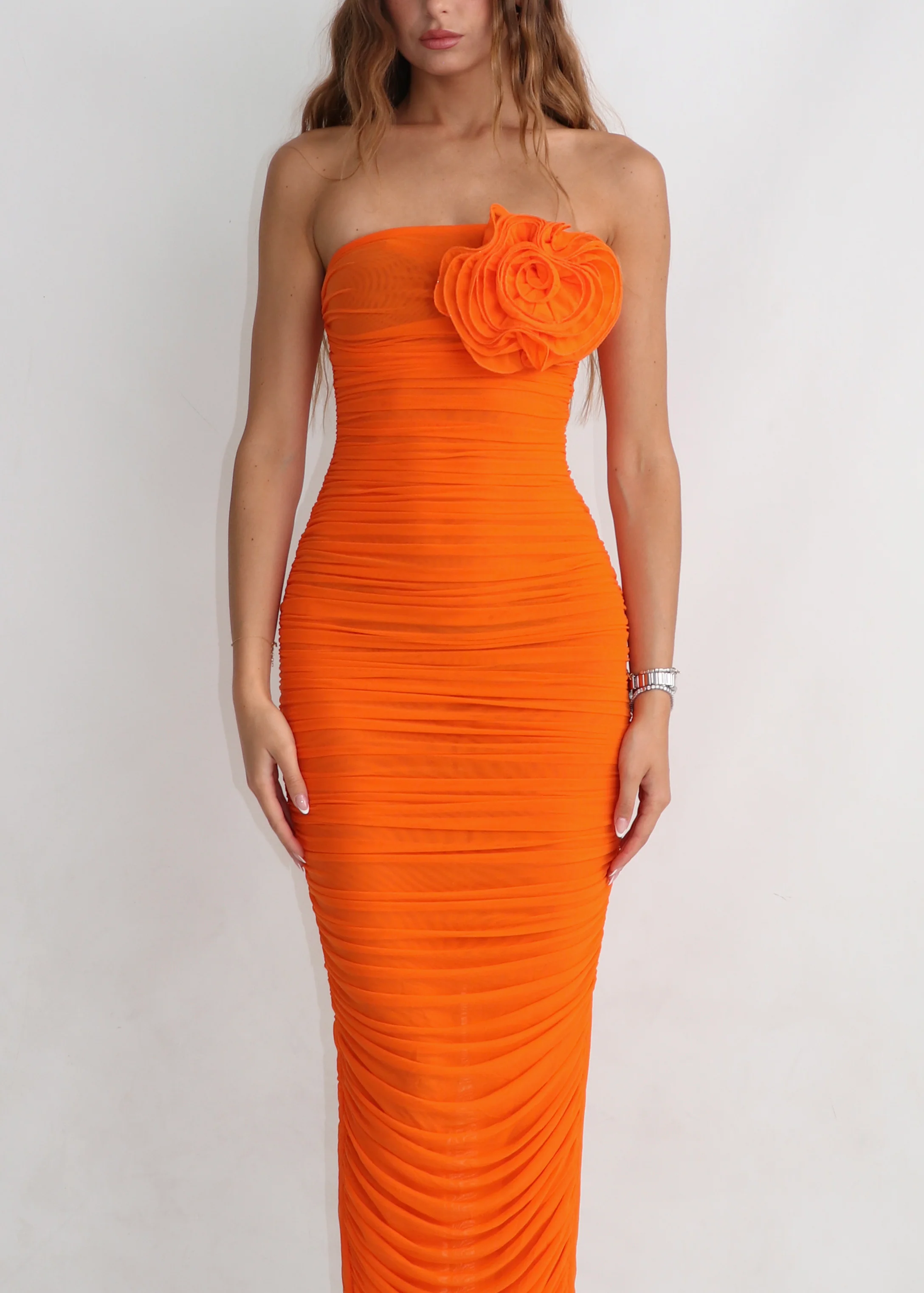 AMARIEL - vestito lungo arricciato arancione con fiore applicato