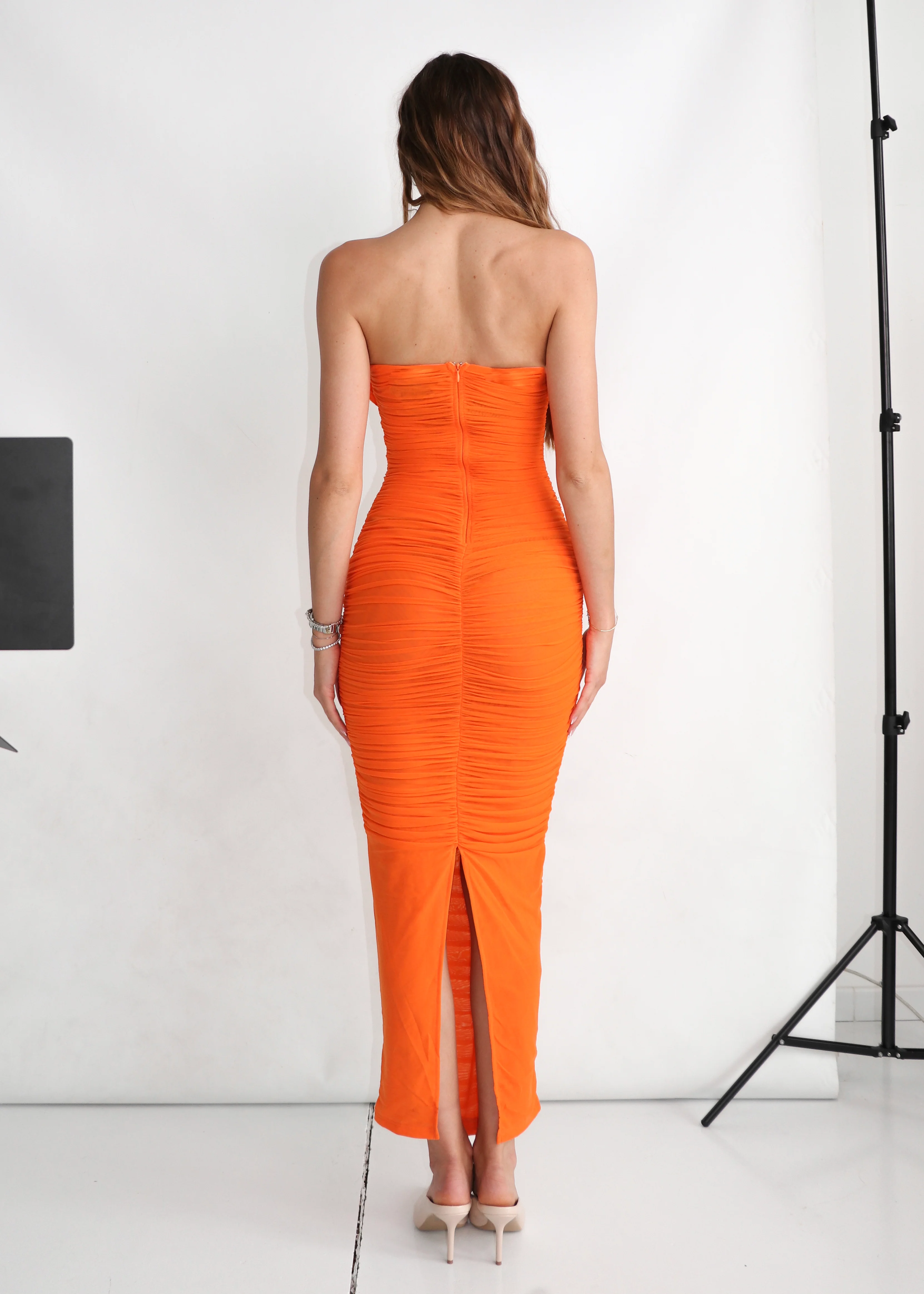 AMARIEL - vestito lungo arricciato arancione con fiore applicato - Image 2