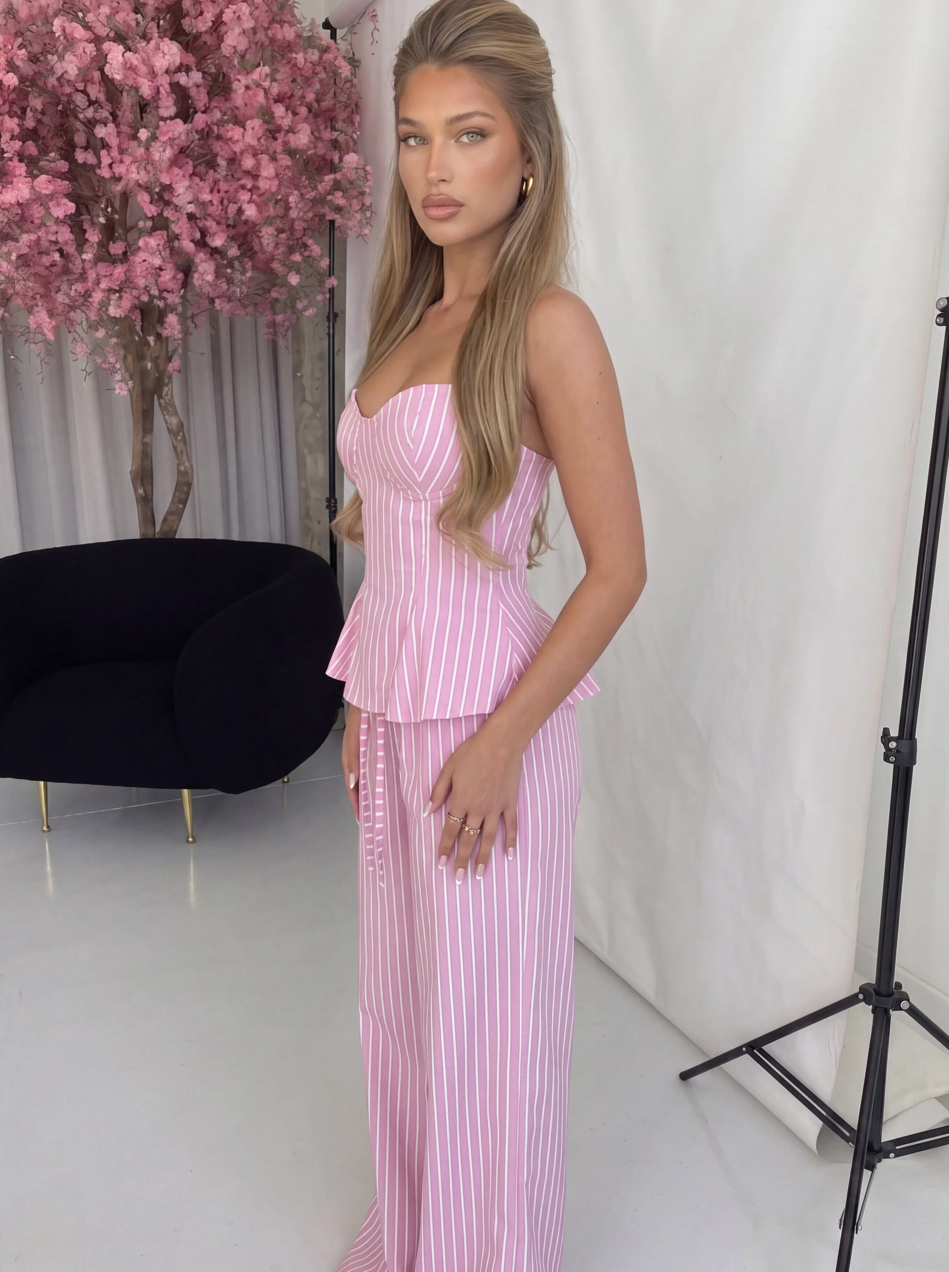 ANDRA - set coordinato pantaloni e top peplum a righe rosa - Image 2