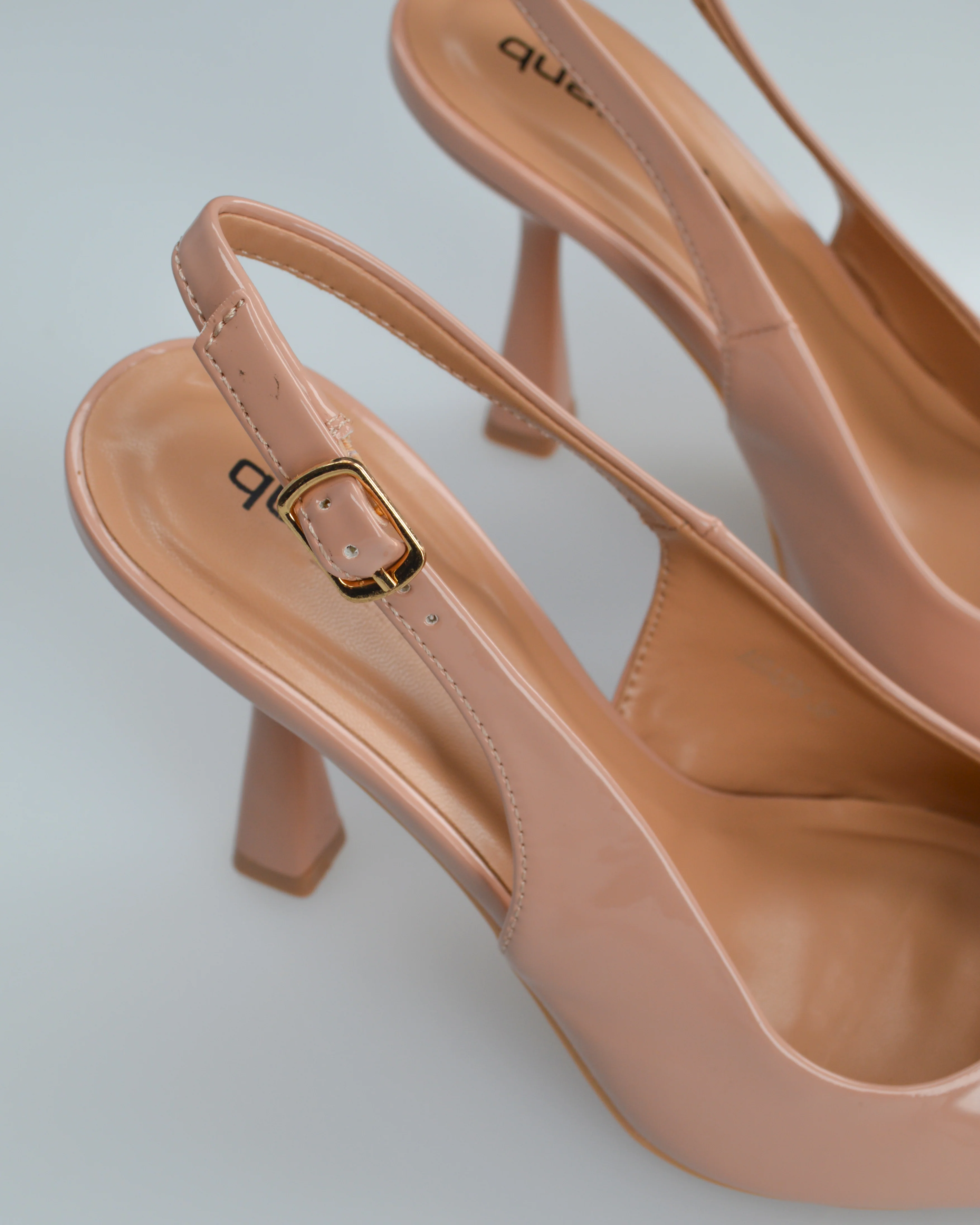 ANETTE - décolleté in glassy beige con cinturino regolabile - Image 4