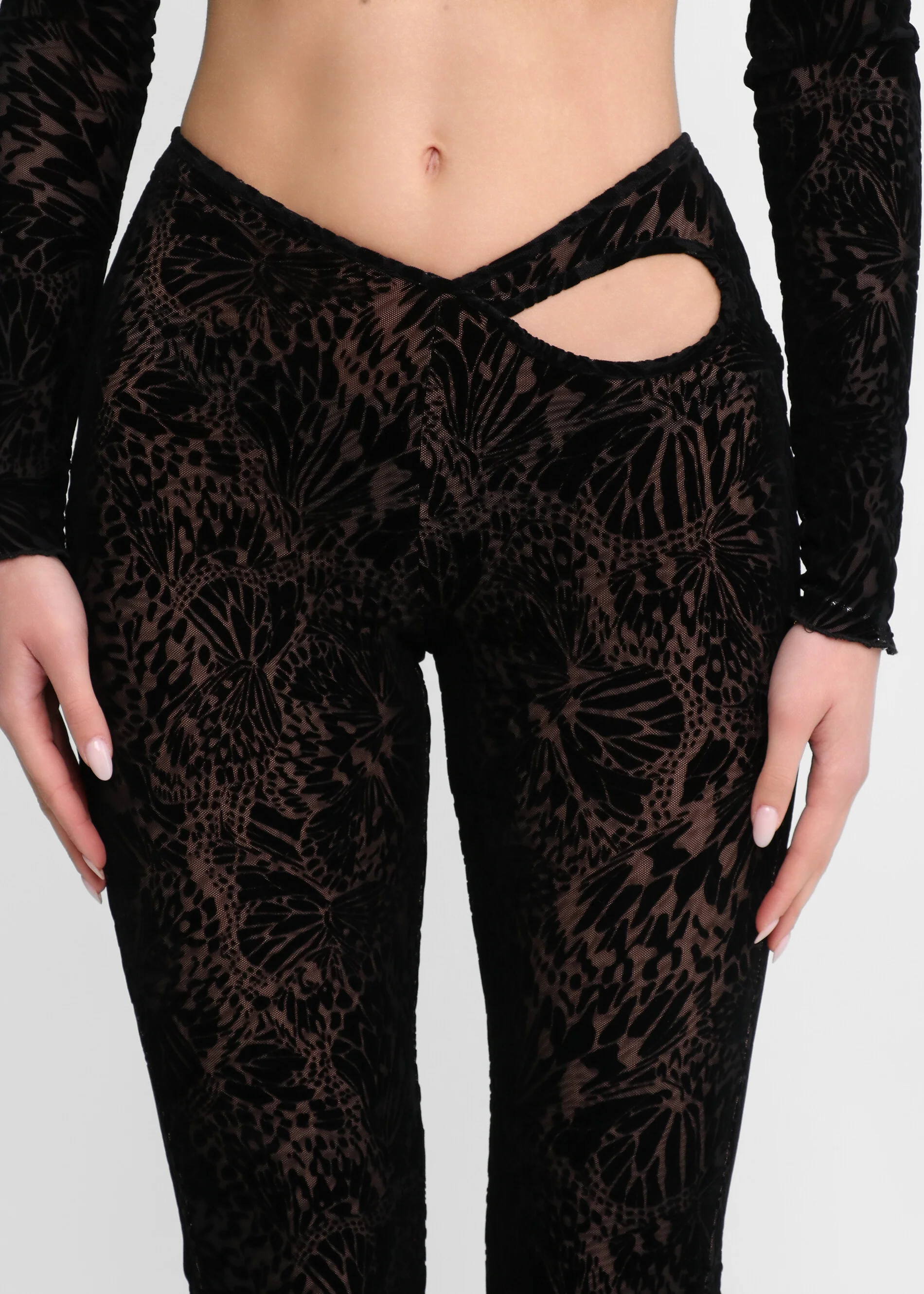 BLAKE - co-ord set in nero con crop top e pantaloni flare con trama in rilievo - Image 5