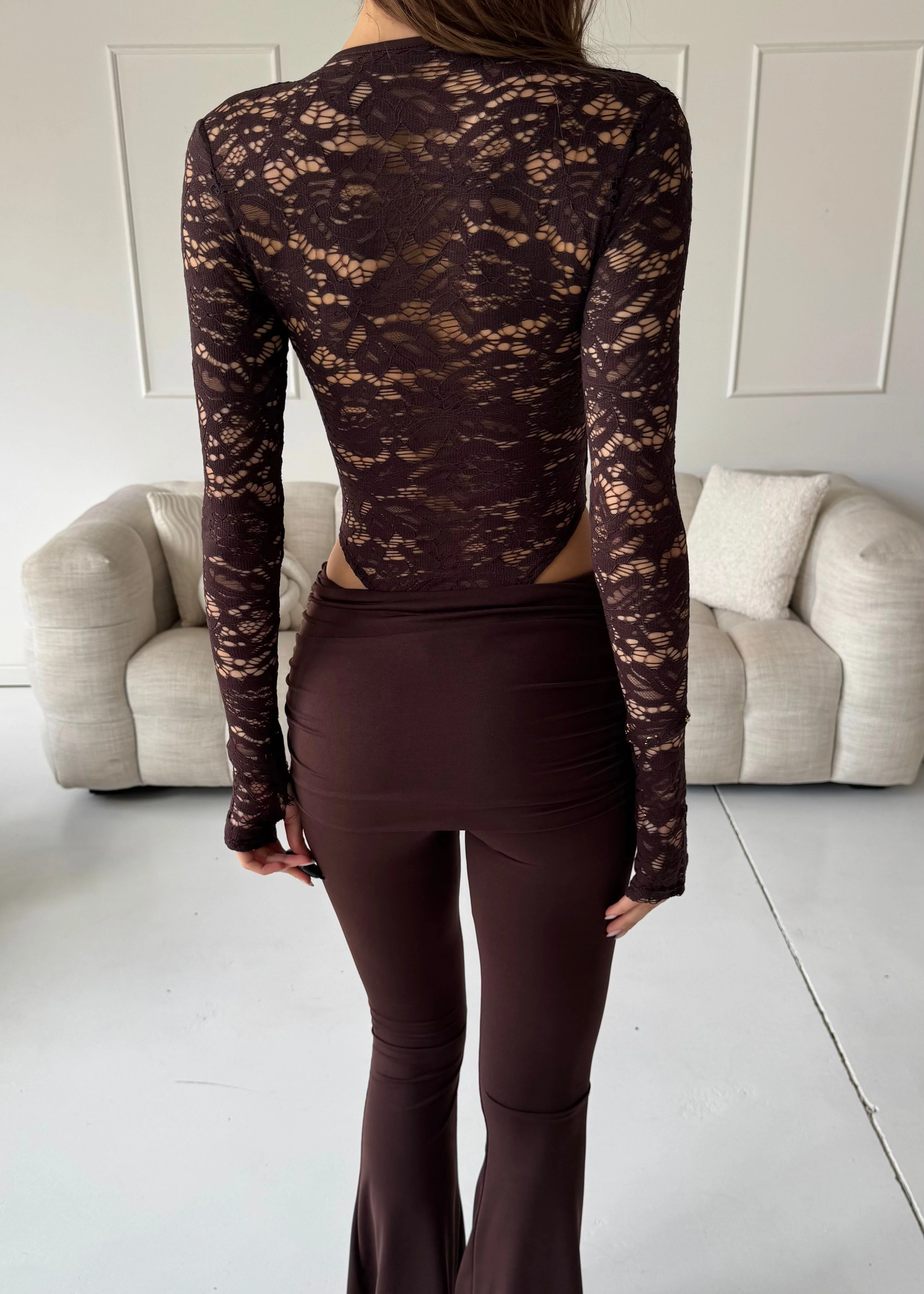 CARSON - set body in pizzo e pantalone flare in marrone - Image 3