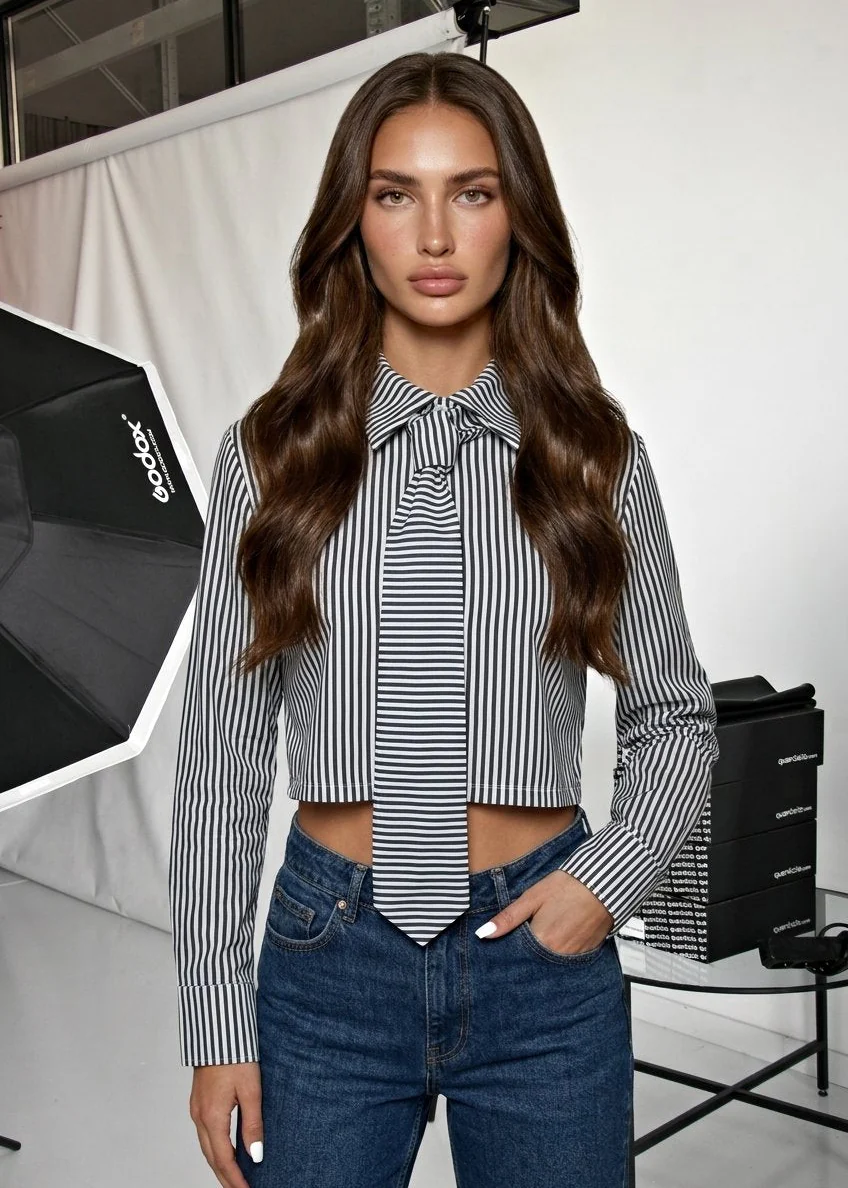 CLARY - camicia cropped a righe bianche e nere con cravatta - Image 2