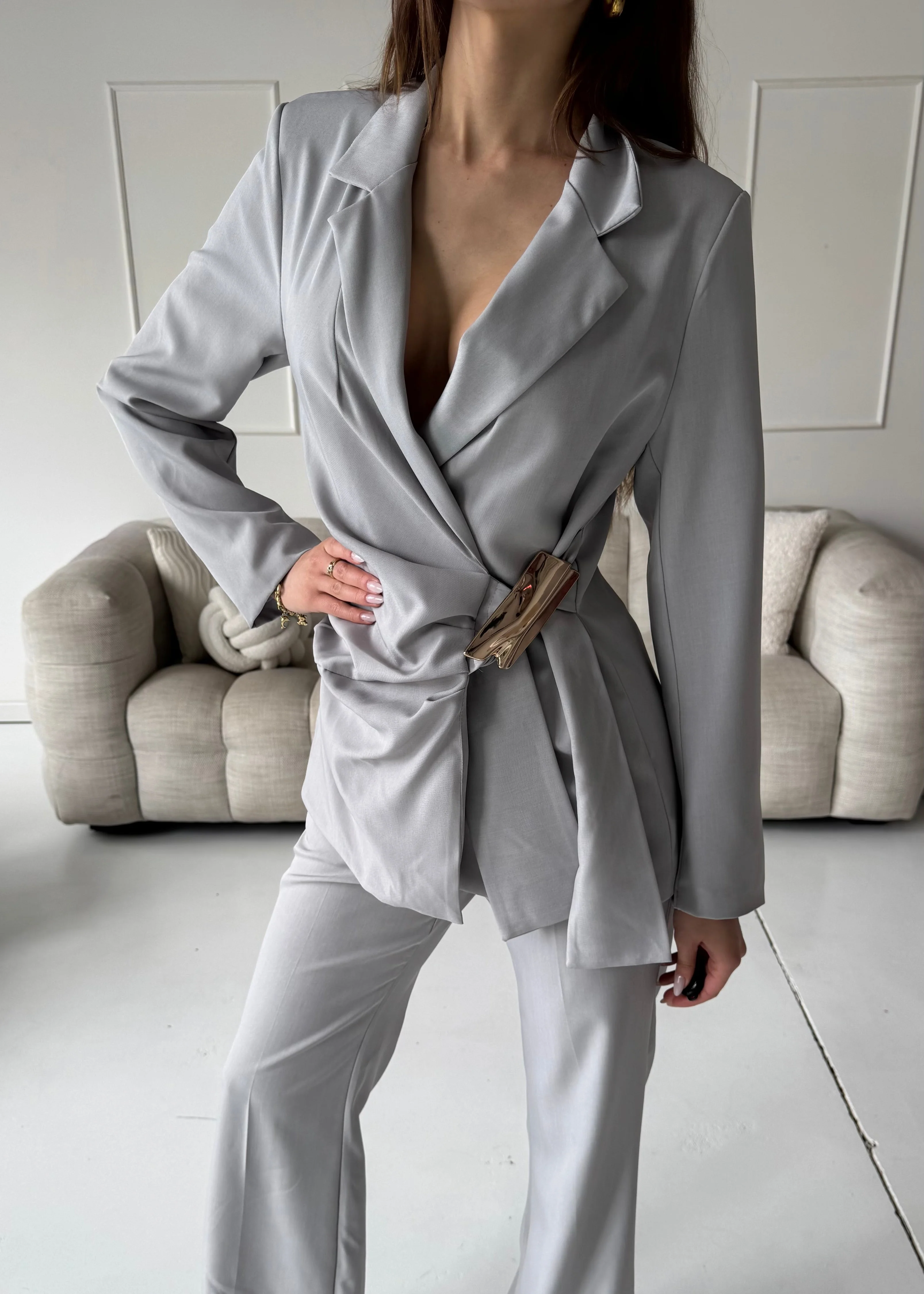 DAVA - set giacca pantaloni tailleur grigio con chiusura laterale decorativa oro