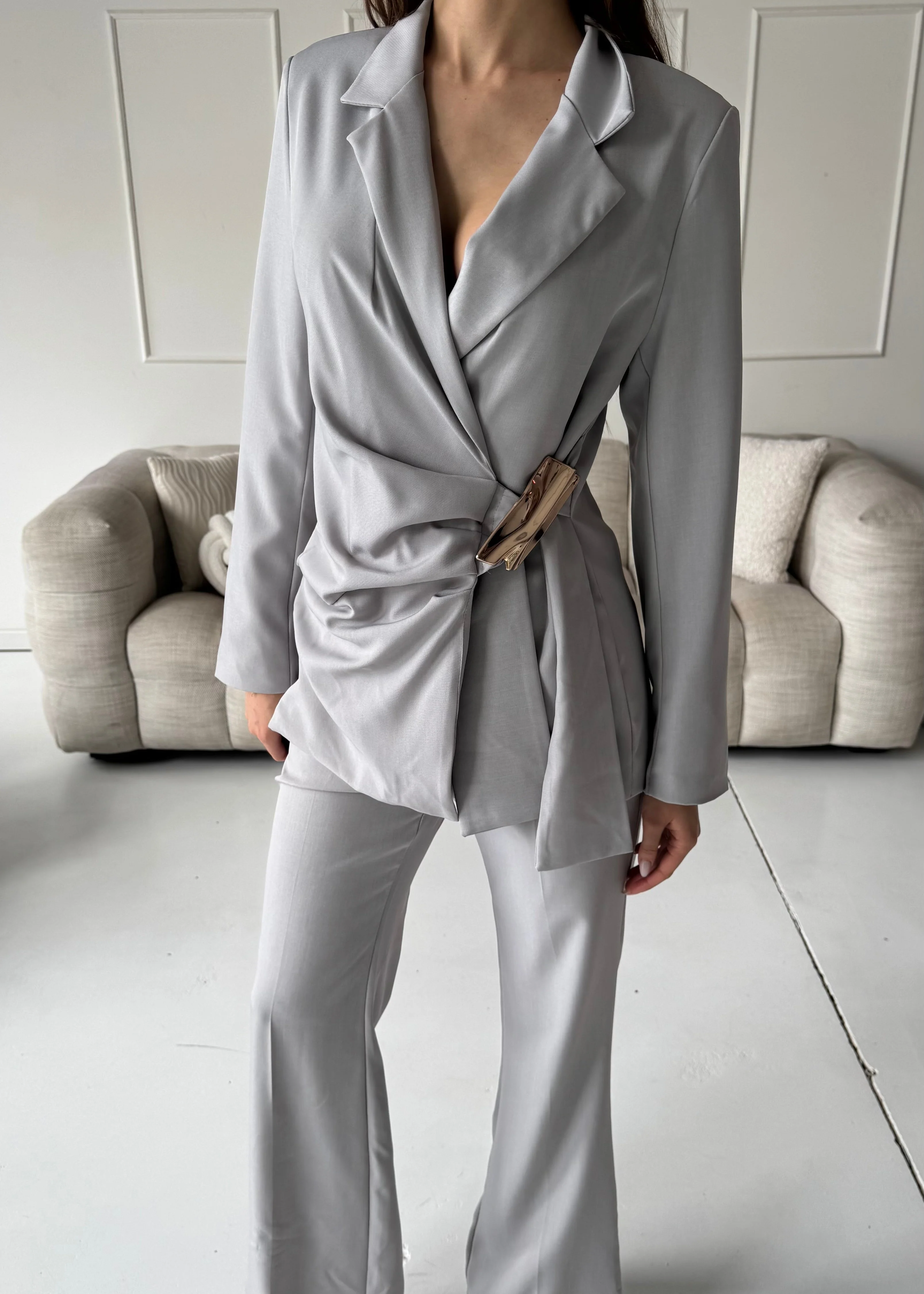 DAVA - set giacca pantaloni tailleur grigio con chiusura laterale decorativa oro - Image 3
