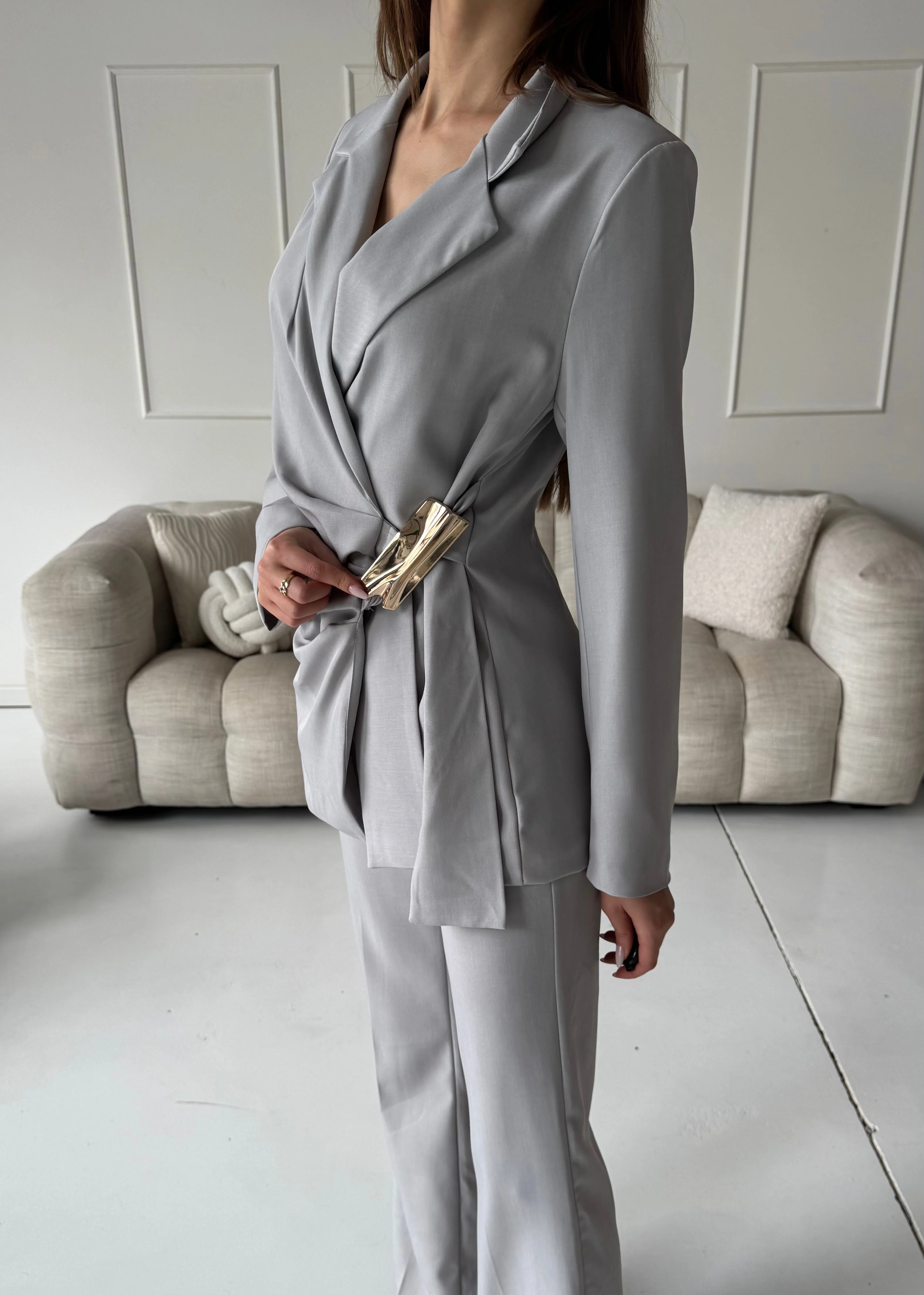 DAVA - set giacca pantaloni tailleur grigio con chiusura laterale decorativa oro - Image 4