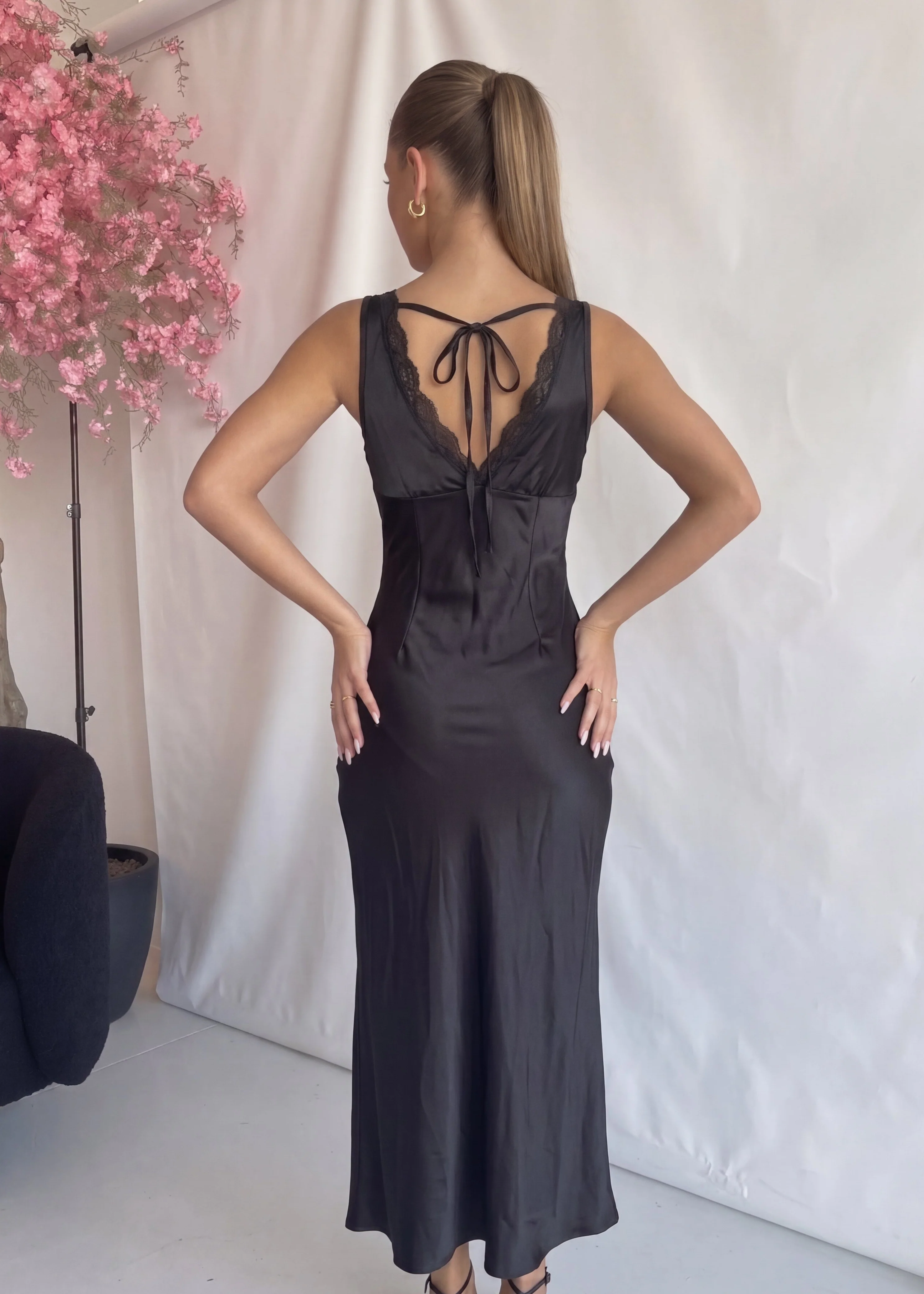 GLORY - vestito lungo effetto satin con scollo con pizzo nero - Image 2