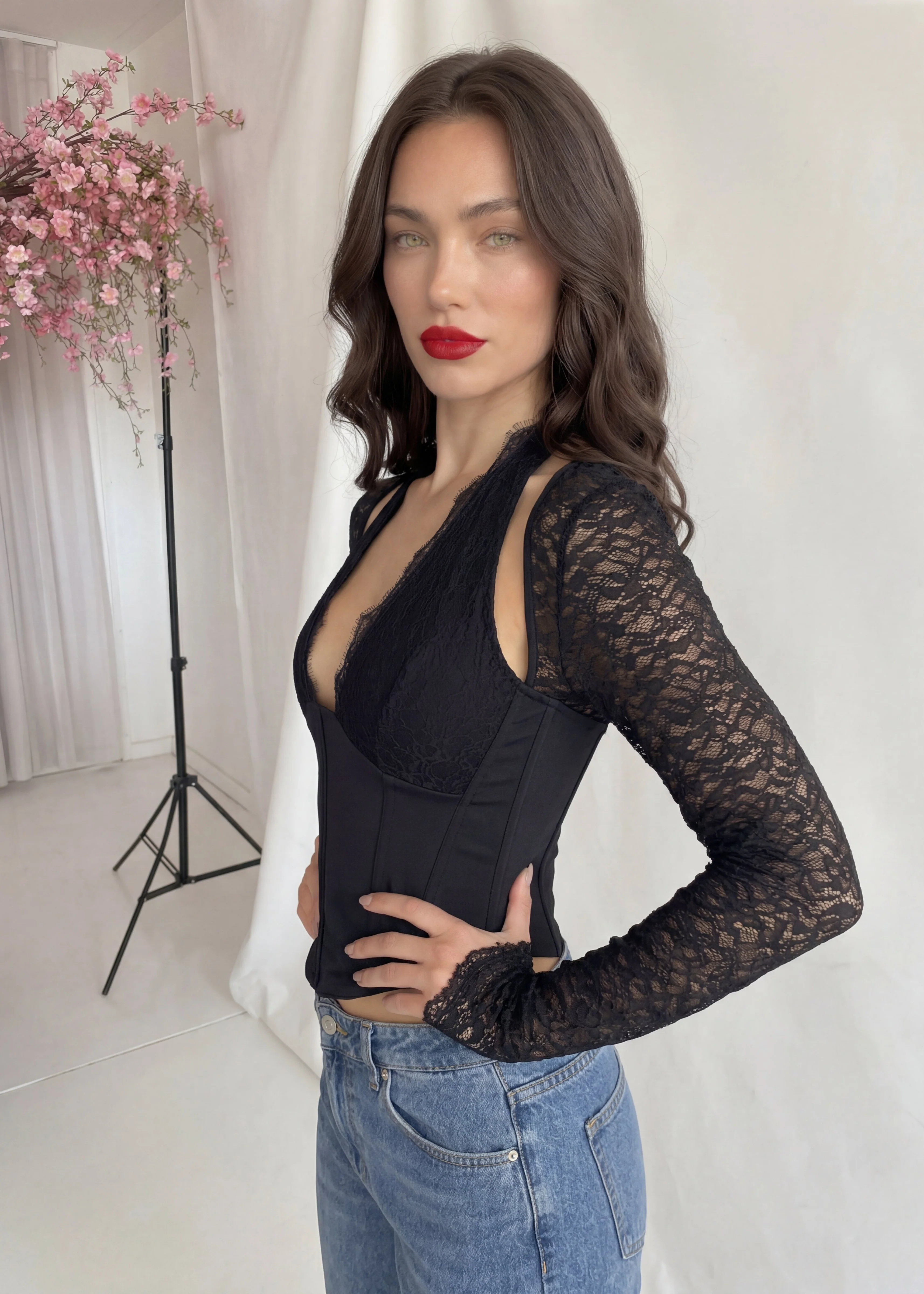 JAUS - crop top corpetto con maniche e scollo in pizzo nero - Image 2