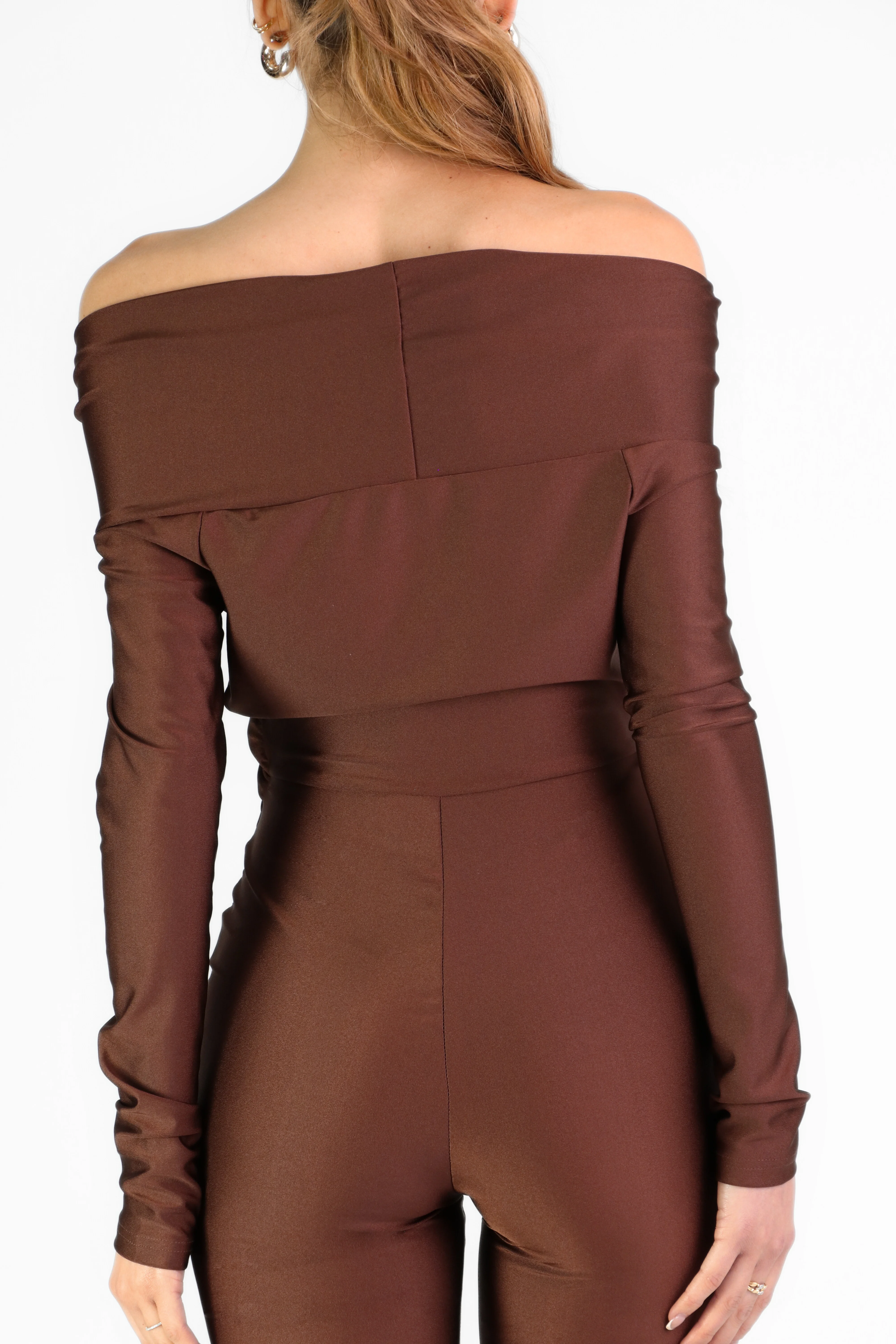 JULIA - tuta jumpsuit marrone effetto lucido con scollo Bardot - Image 3