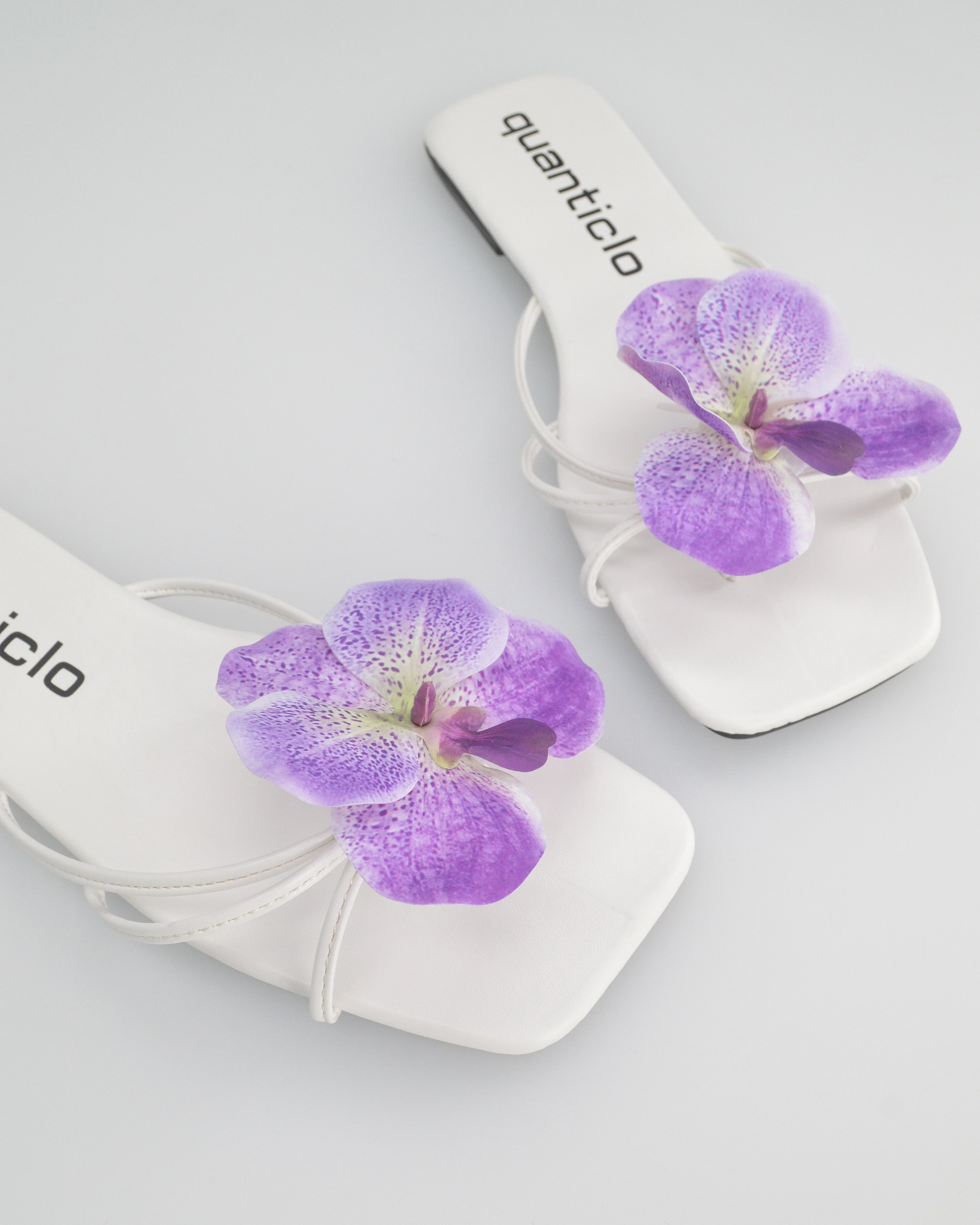 KILY - sandalini bassi bianchi con clip fiore orchidea removibile - Image 5