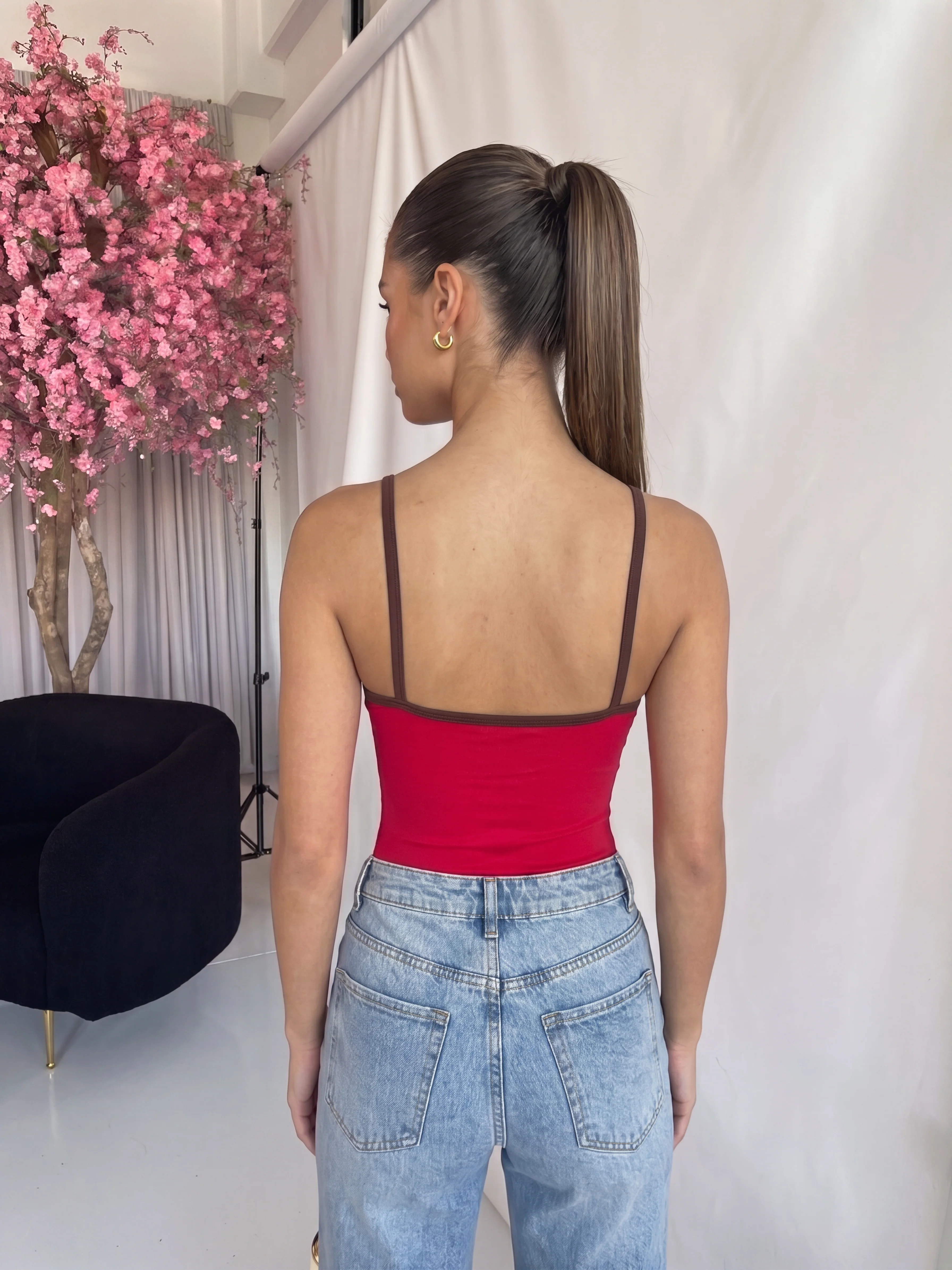 LIGY - body rosso con bordi a contrasto in marrone - Image 2