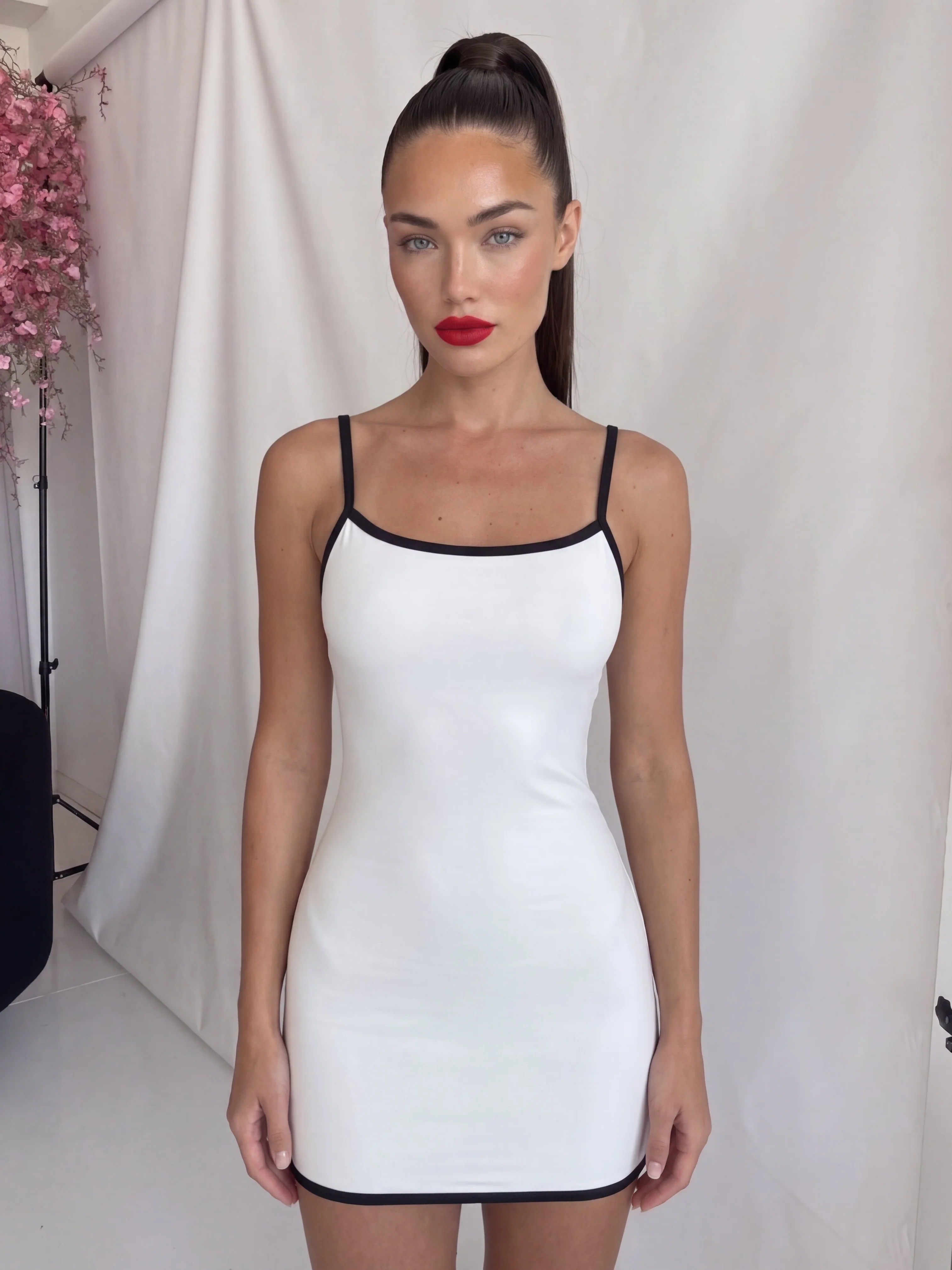 MADDY - vestito corto bianco con orlo nero - Image 2