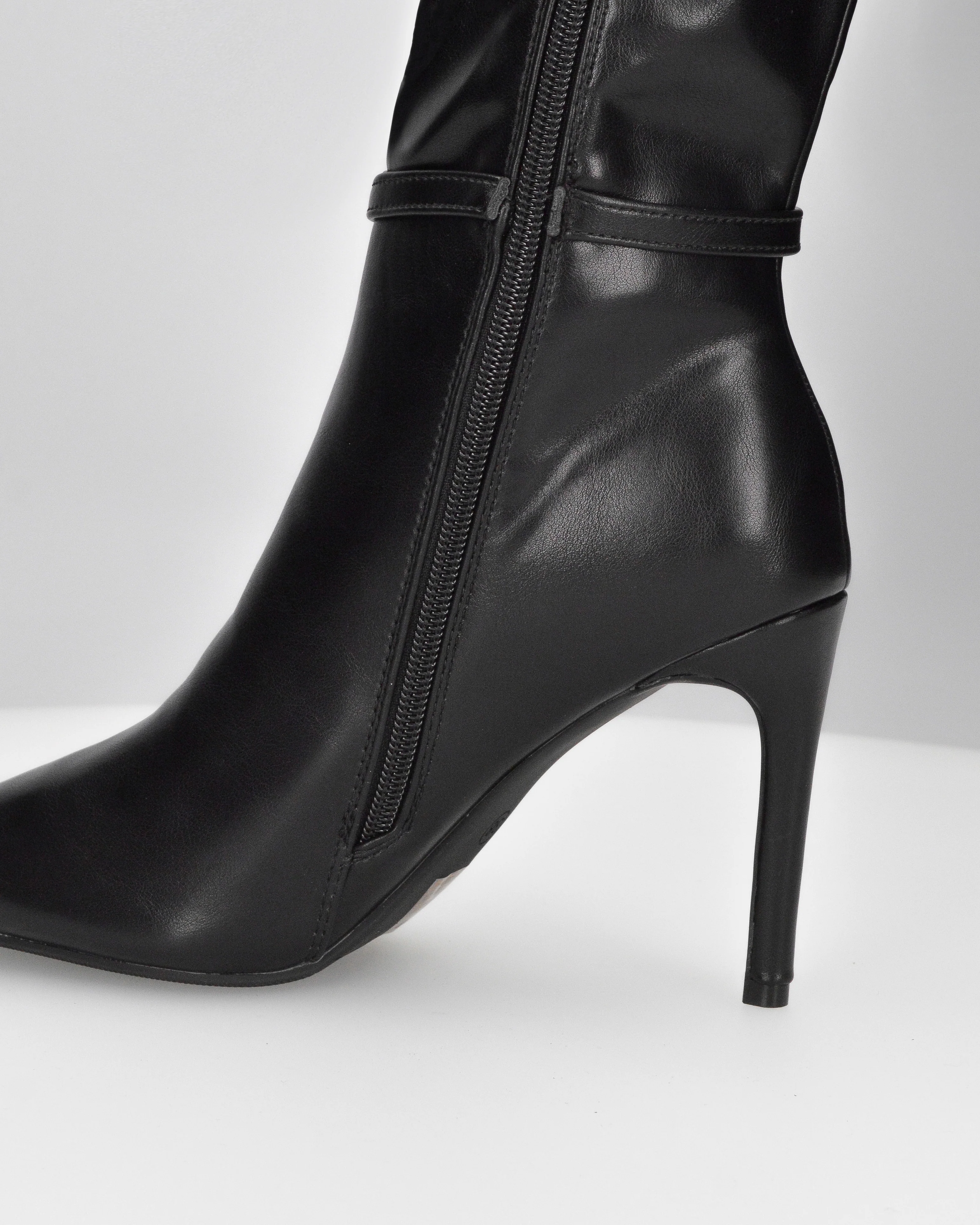 MAKI - Stivale alto sotto al ginocchio in ecopelle nero con tacco stiletto e fibbia gioiello - Image 4