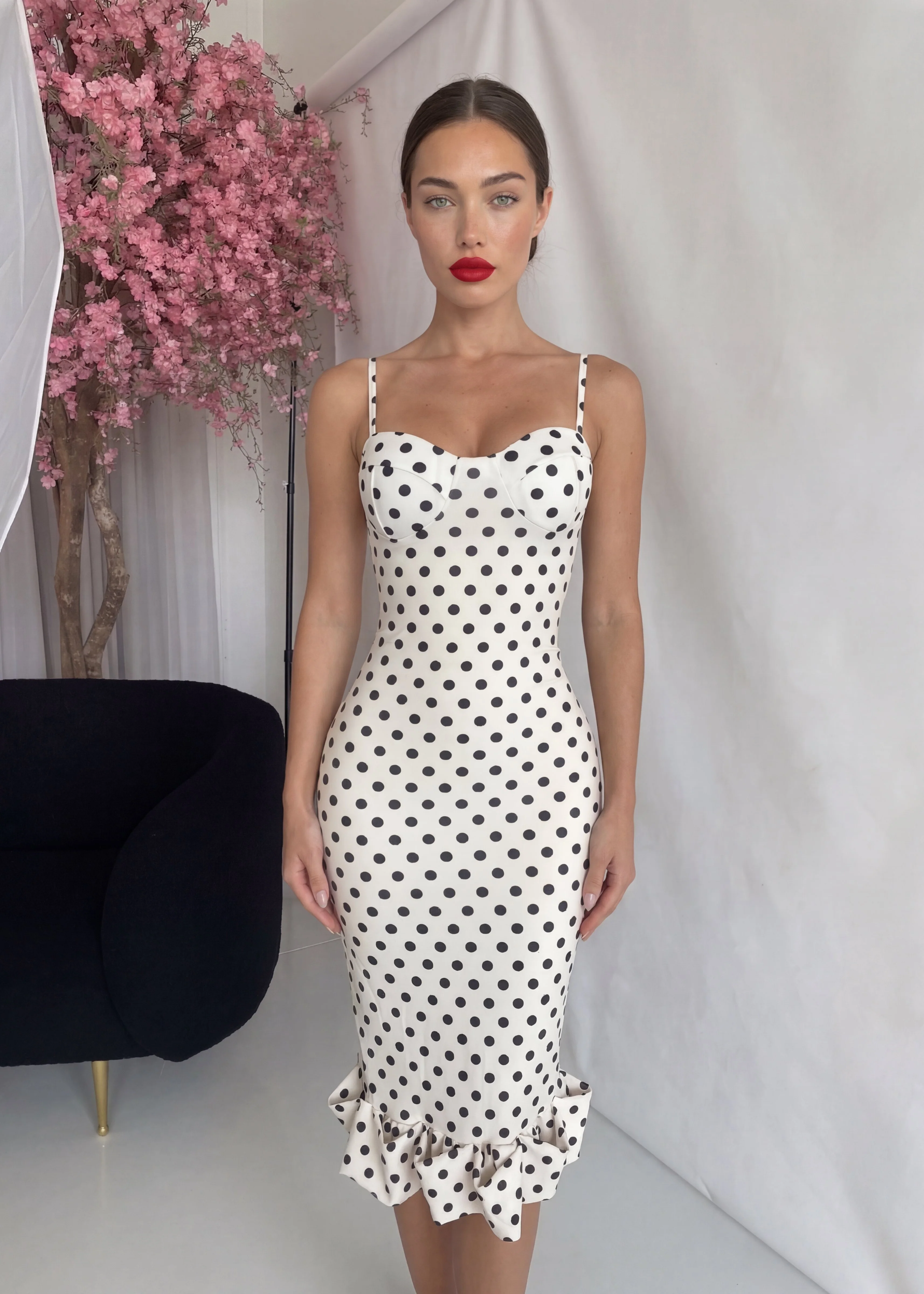 MIYO - vestito midi bianco con pois con ruches finale e scollo corpetto