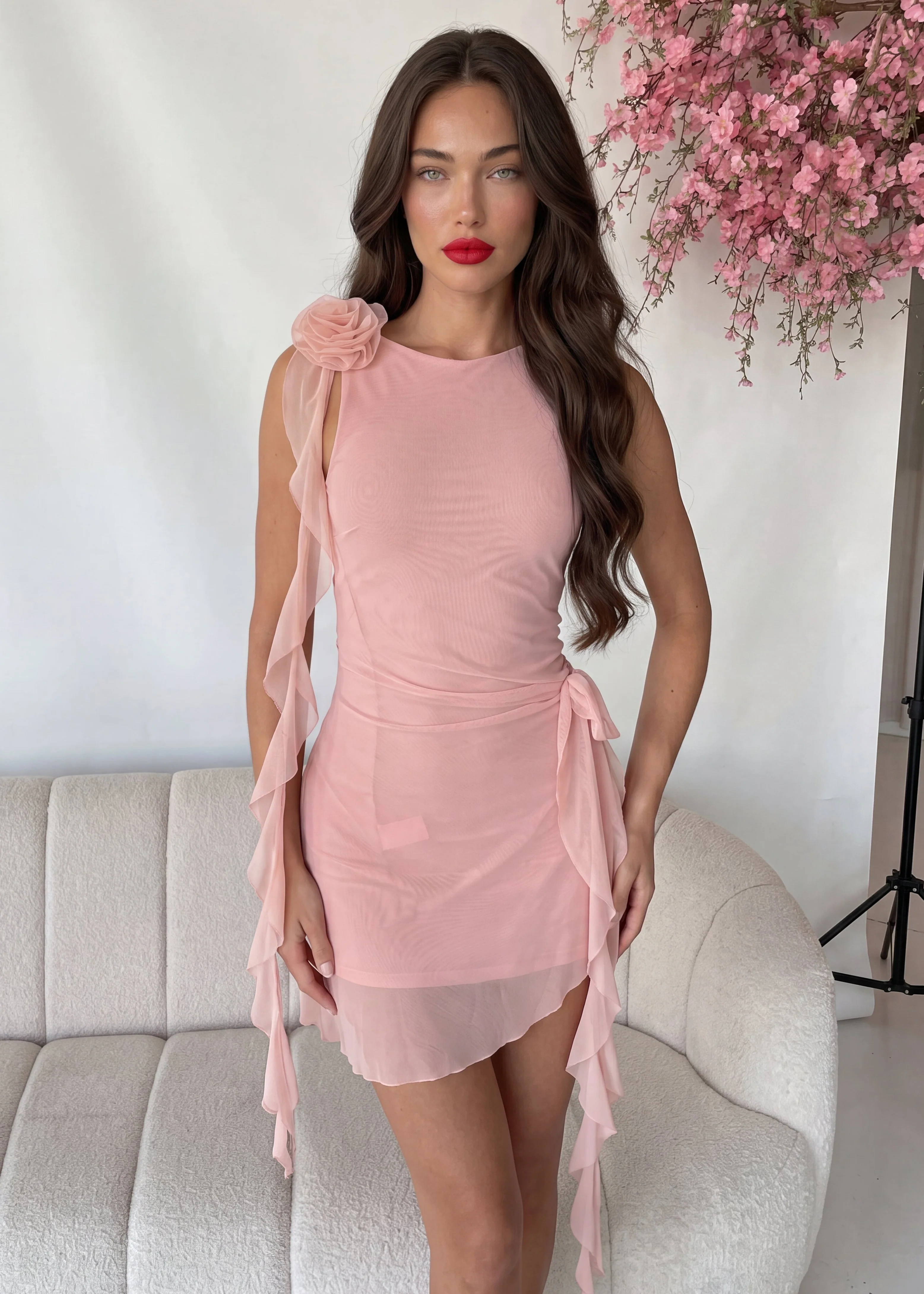 MUKY - vestito corto effetto drappeggiato e con applicazioni rouches e rose in rosa