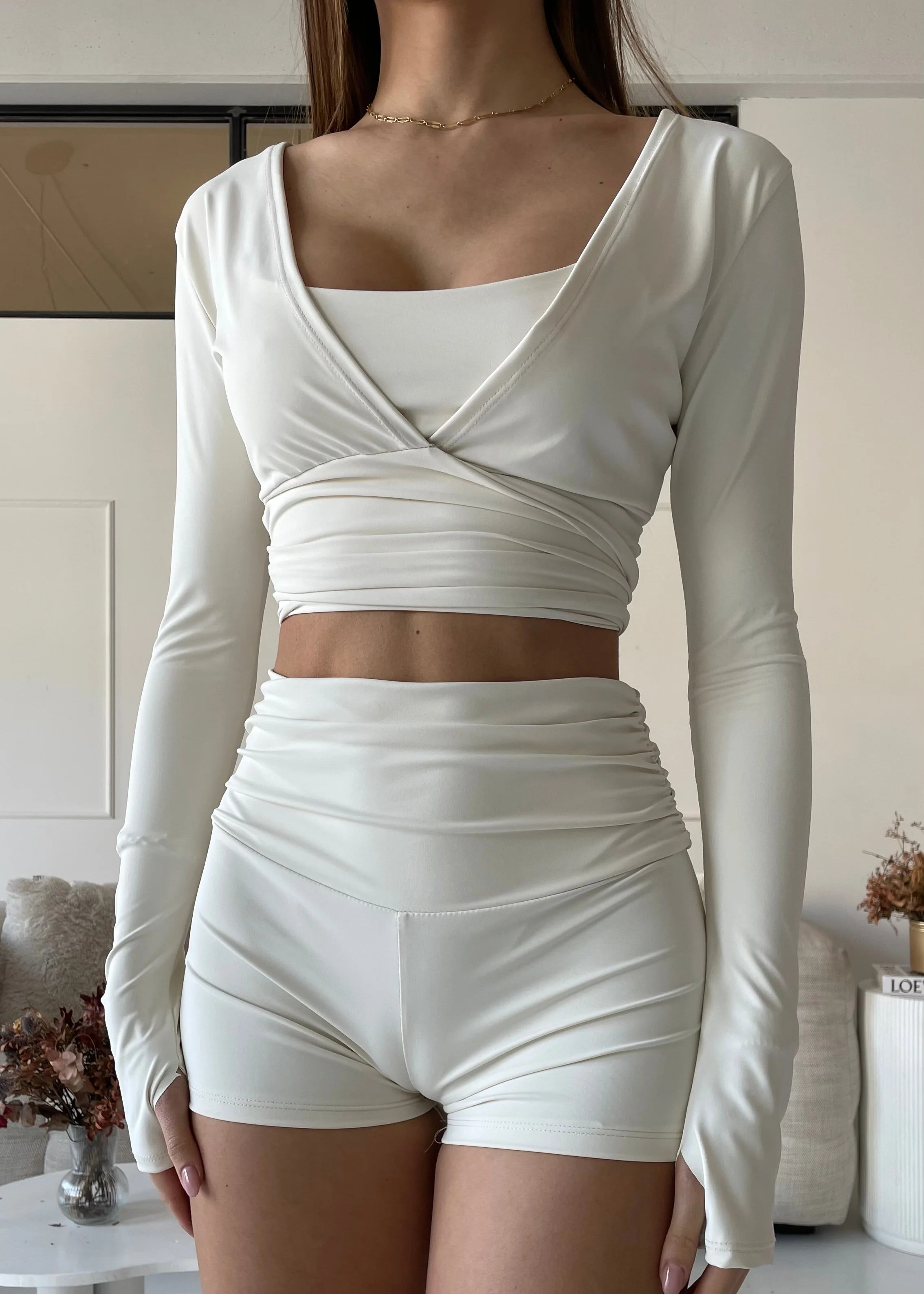 NADJA - set coordinato shorts, coprispalle e top in beige panna