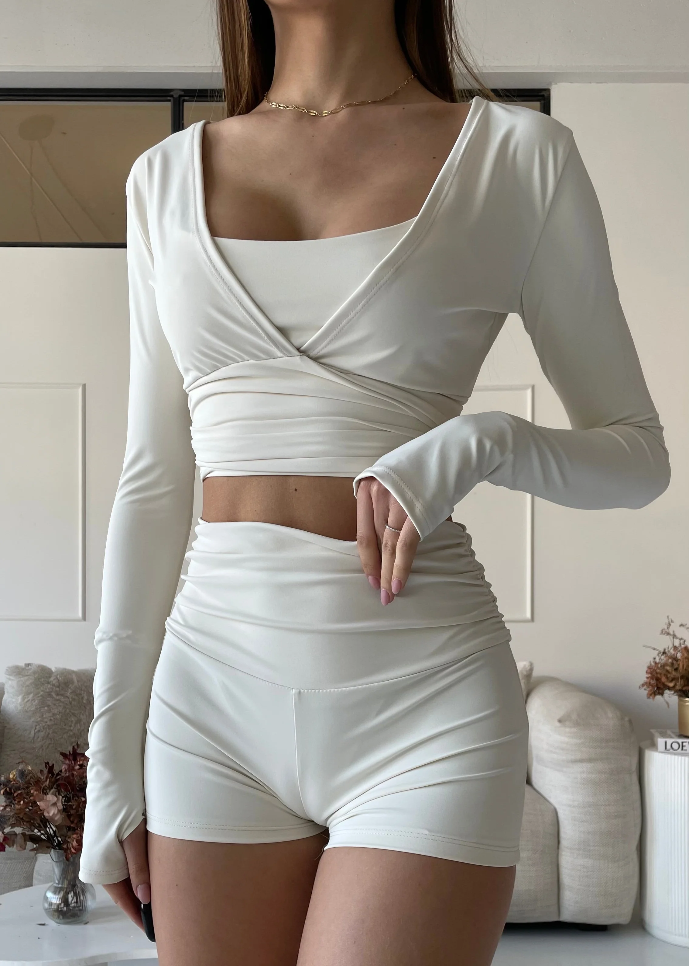NADJA - set coordinato shorts, coprispalle e top in beige panna - Image 2