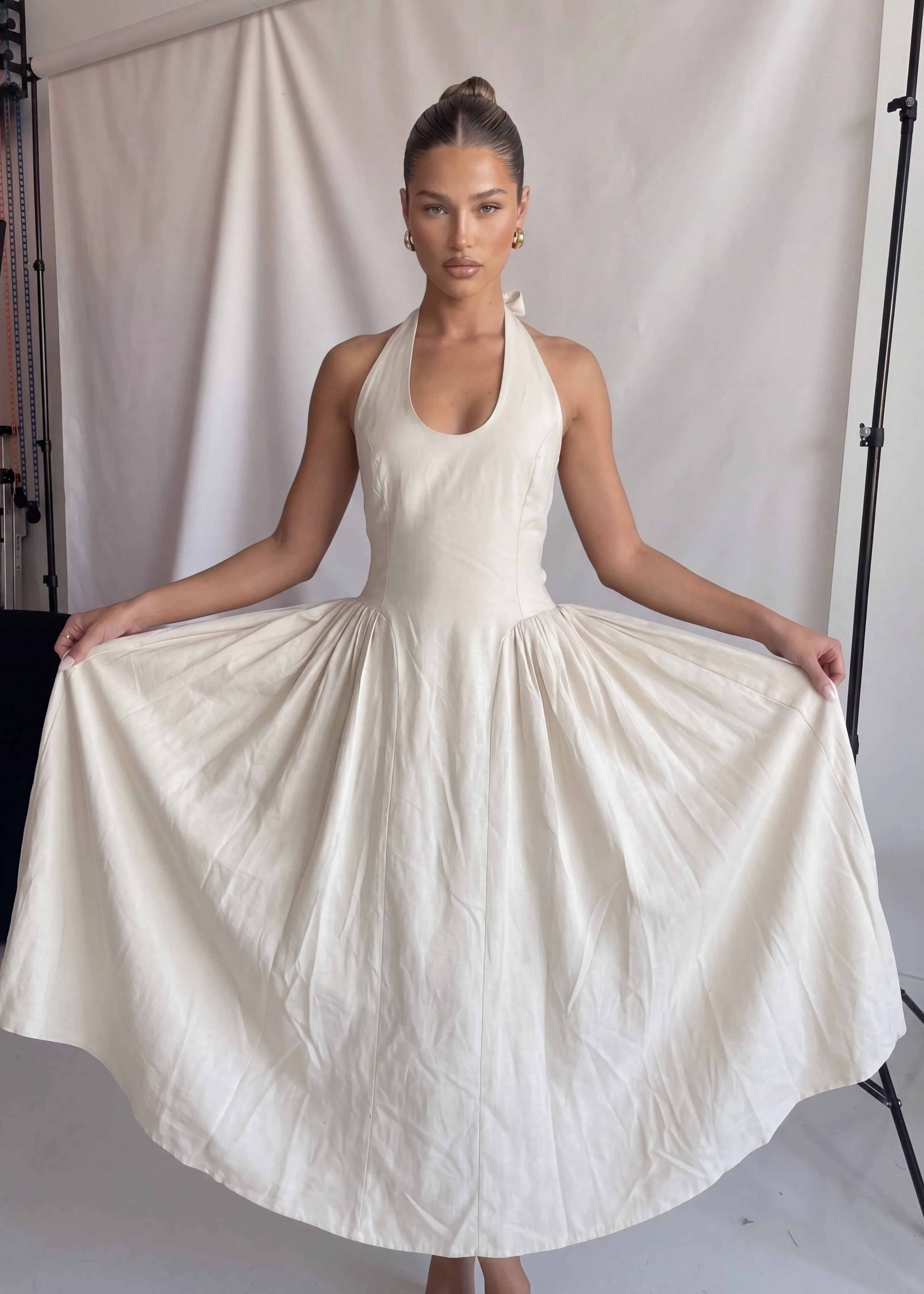 ODILE - abito midi beige con gonna ampia e allacciatura dietro il collo
