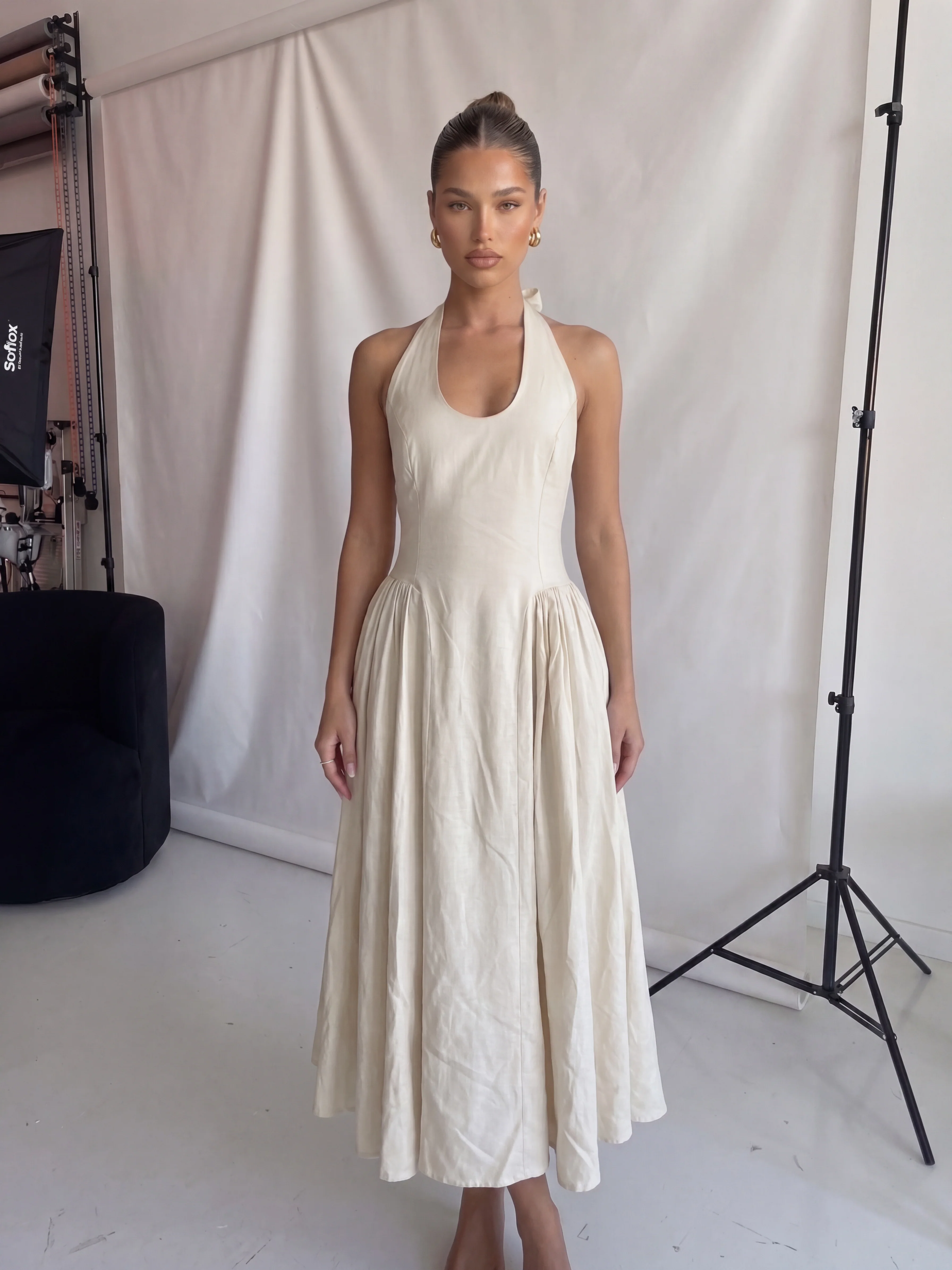 ODILE - abito midi beige con gonna ampia e allacciatura dietro il collo - Image 2