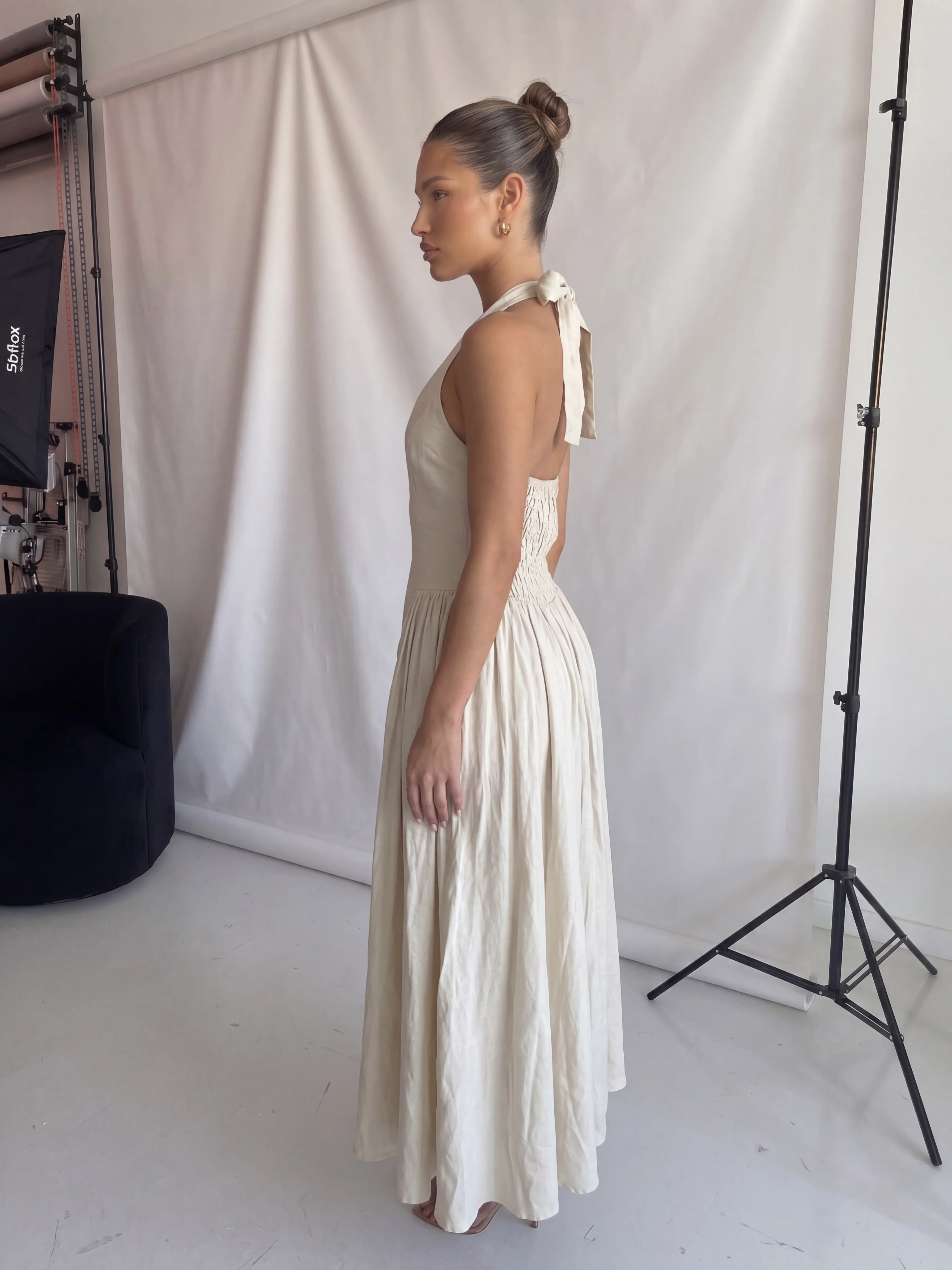 ODILE - abito midi beige con gonna ampia e allacciatura dietro il collo - Image 3
