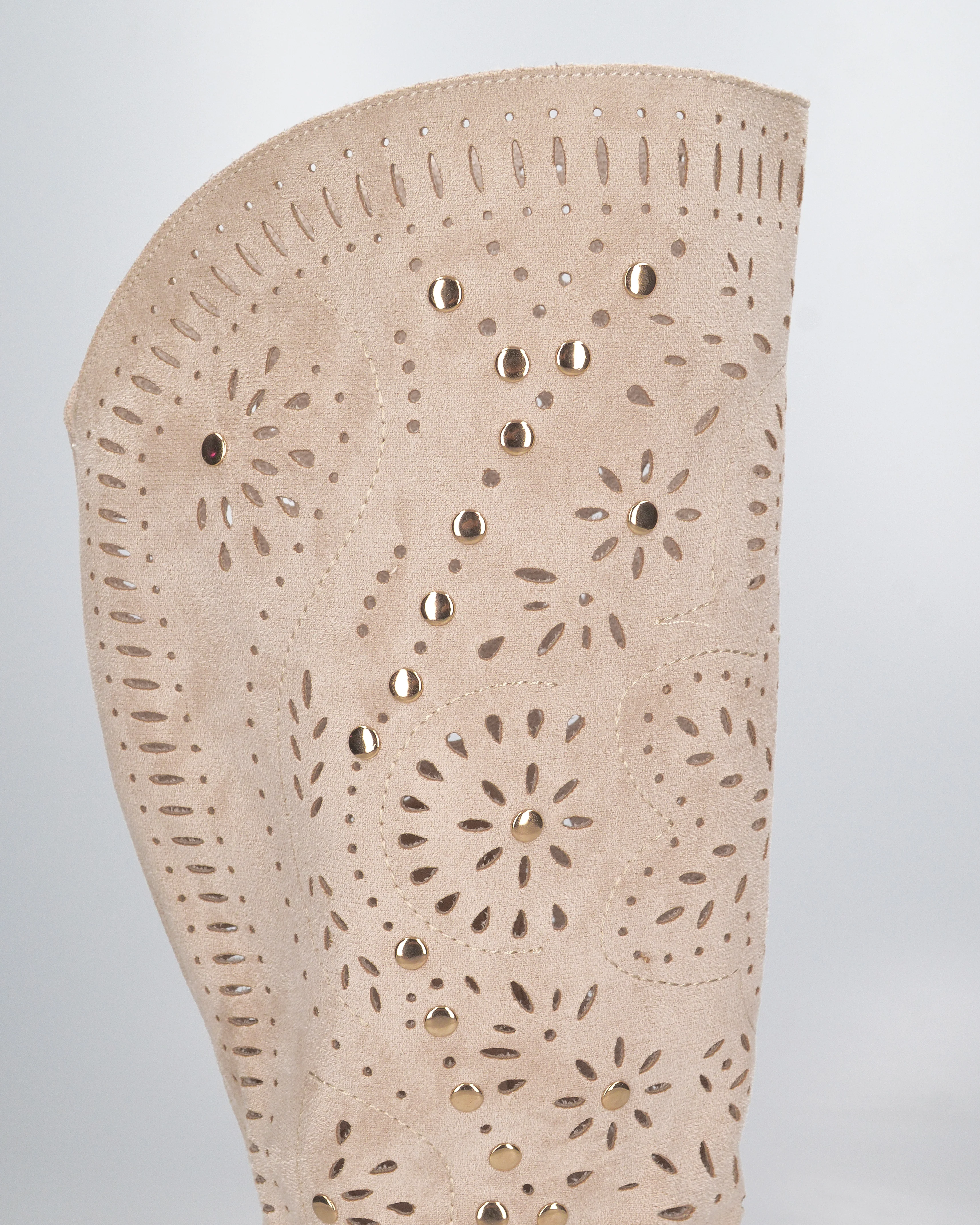 ORTHE - stivali beige sotto al ginocchio traforati con borchie dorate - Image 4