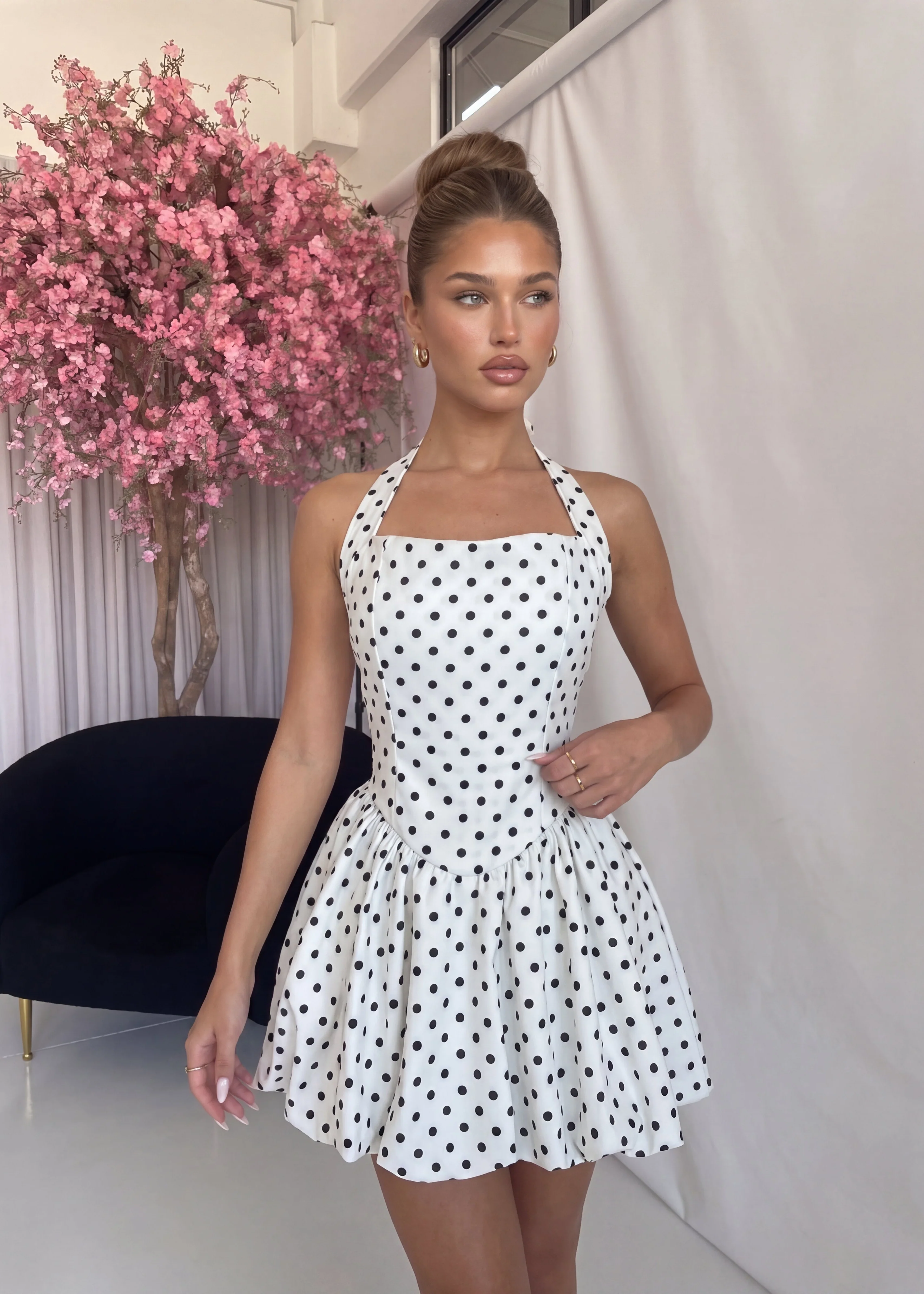 PENNY - vestito bianco corto a palloncino con allacciatura sulla schiena a pois