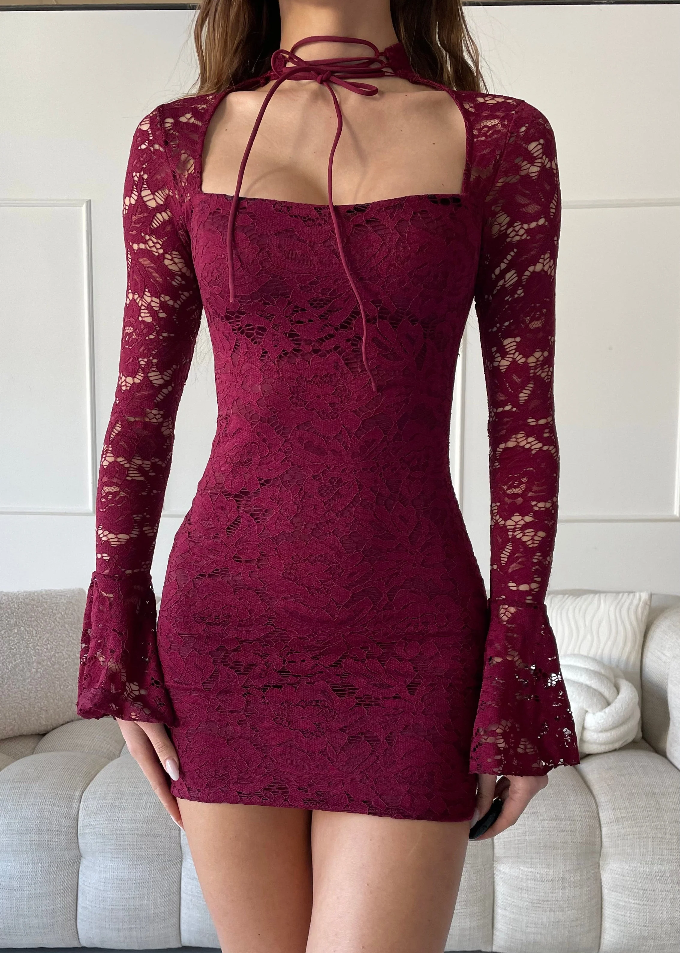 SIMONE - vestito mini bordeaux in pizzo con lacci al collo - Image 2