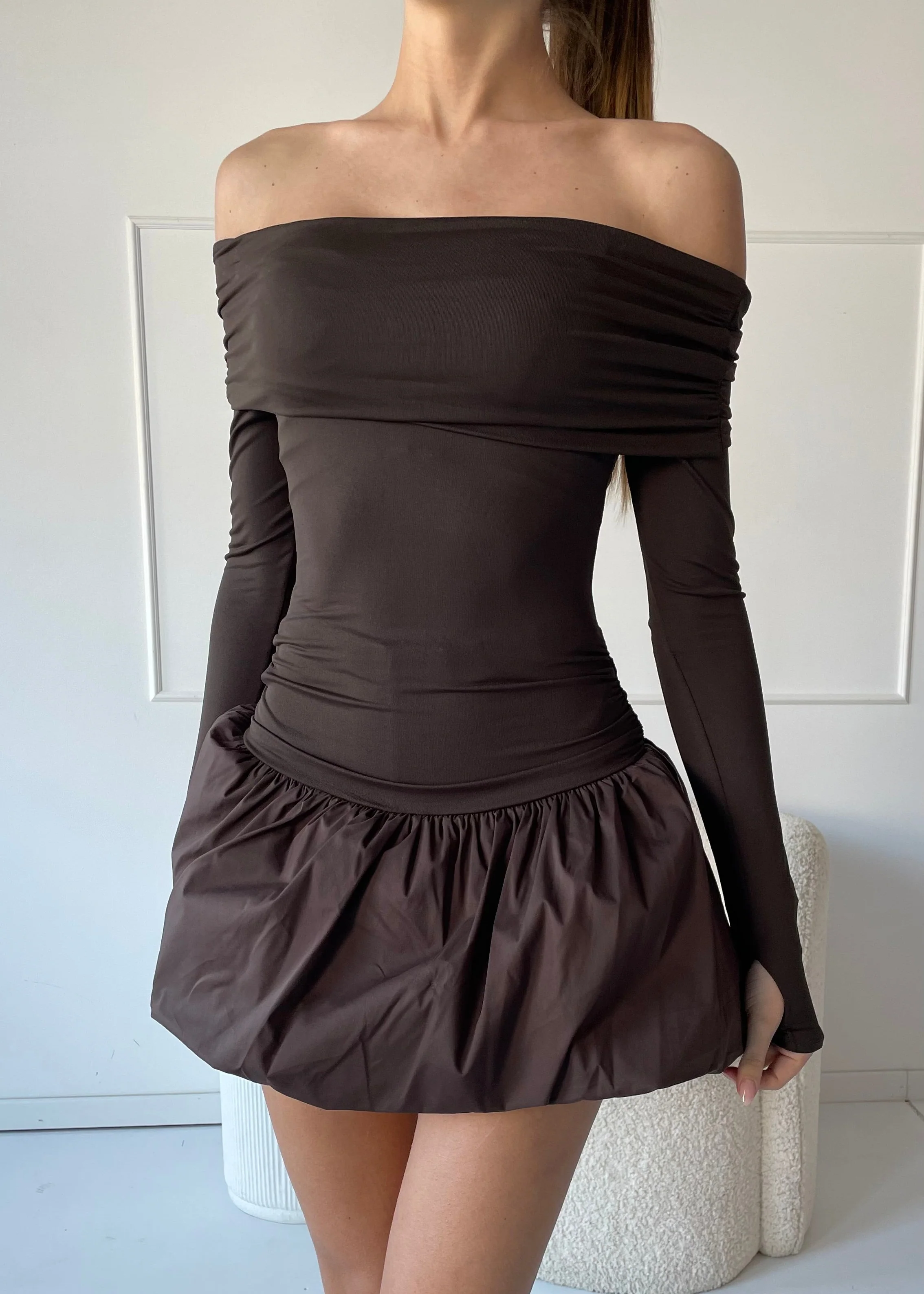 VALLY - vestito mini marrone con gonna a palloncino e spalle scoperte - Image 2