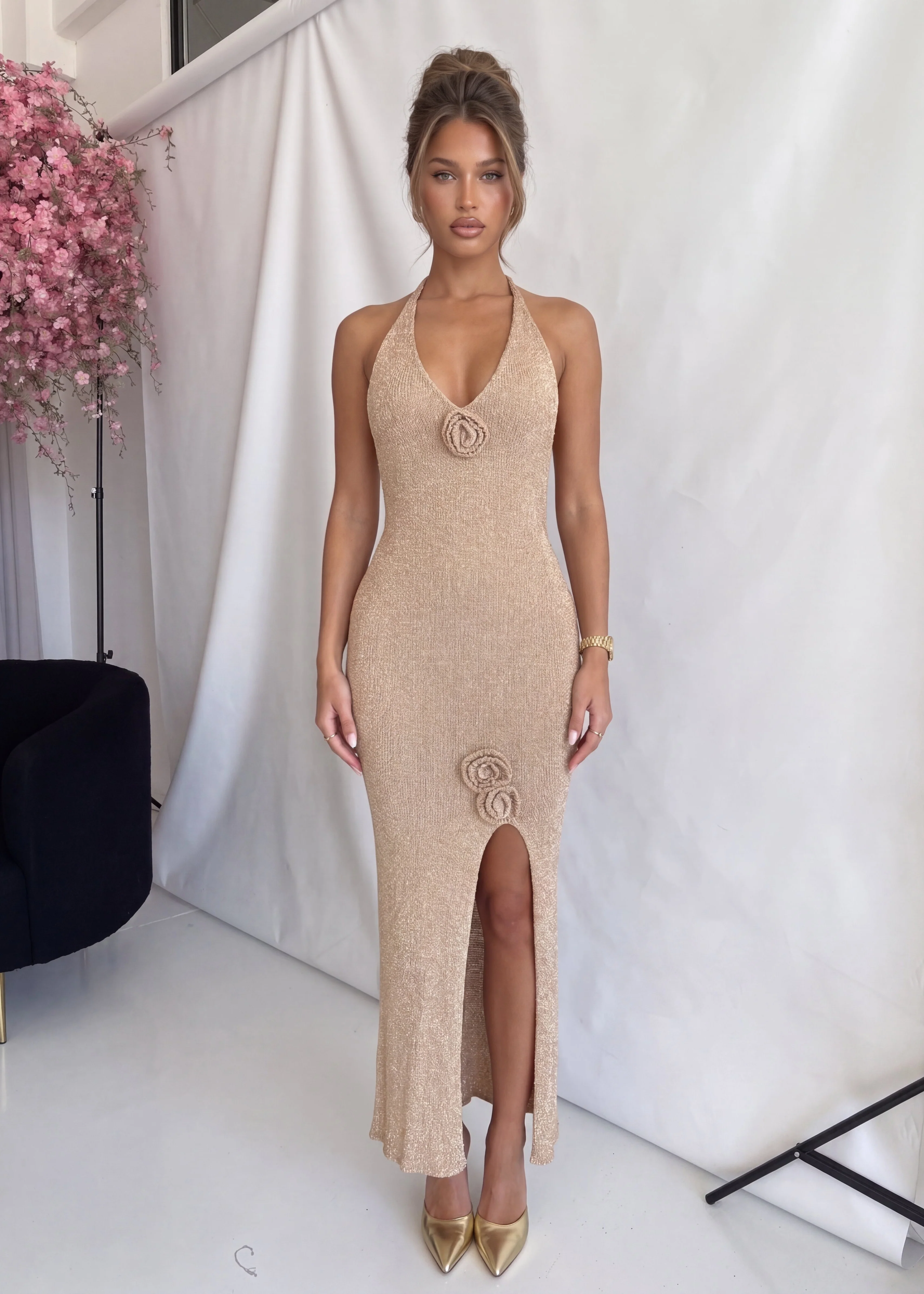 VERO - vestito lungo in maglia lurex oro con applicazione rose