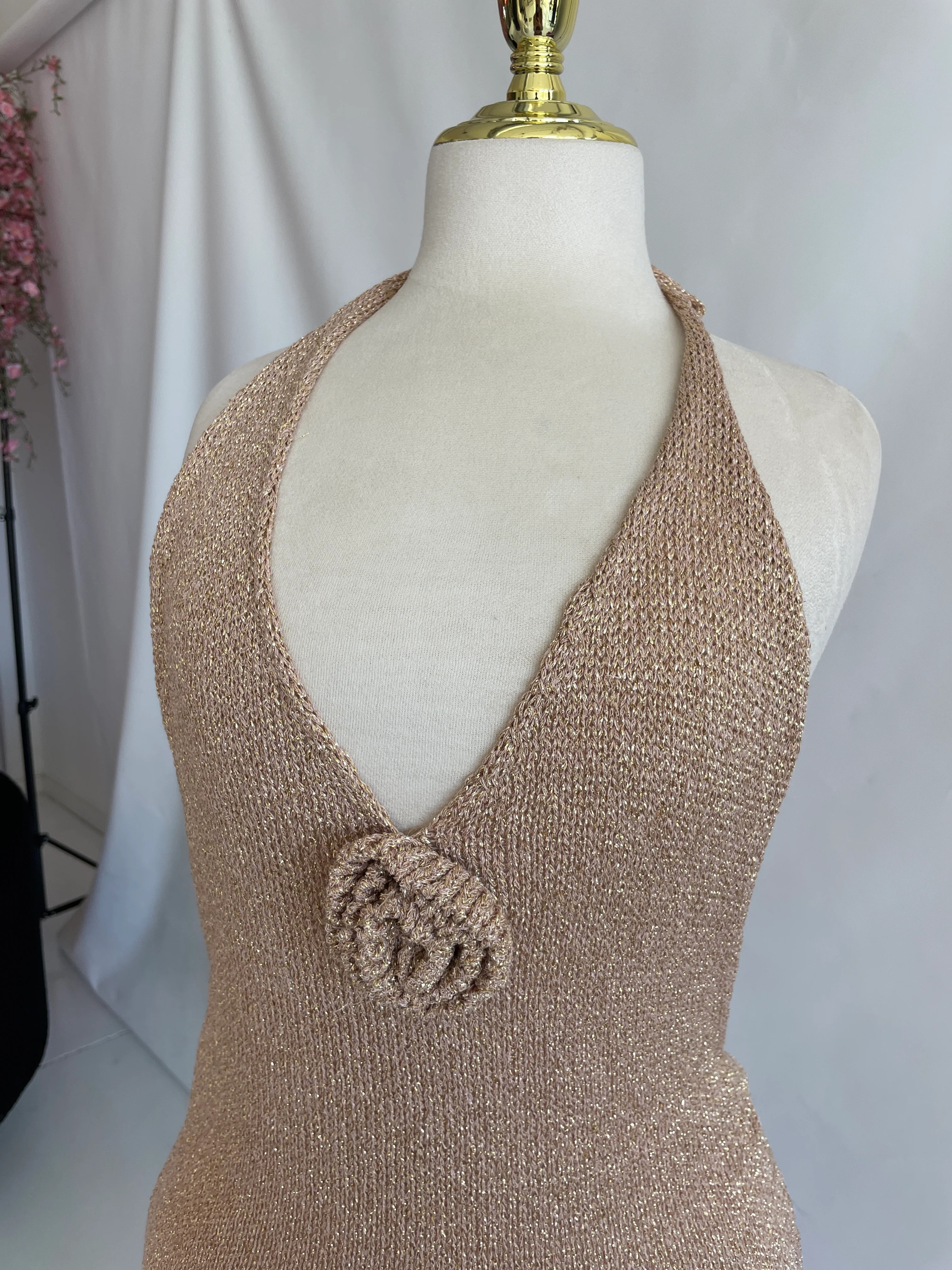 VERO - vestito lungo in maglia lurex oro con applicazione rose - Image 3