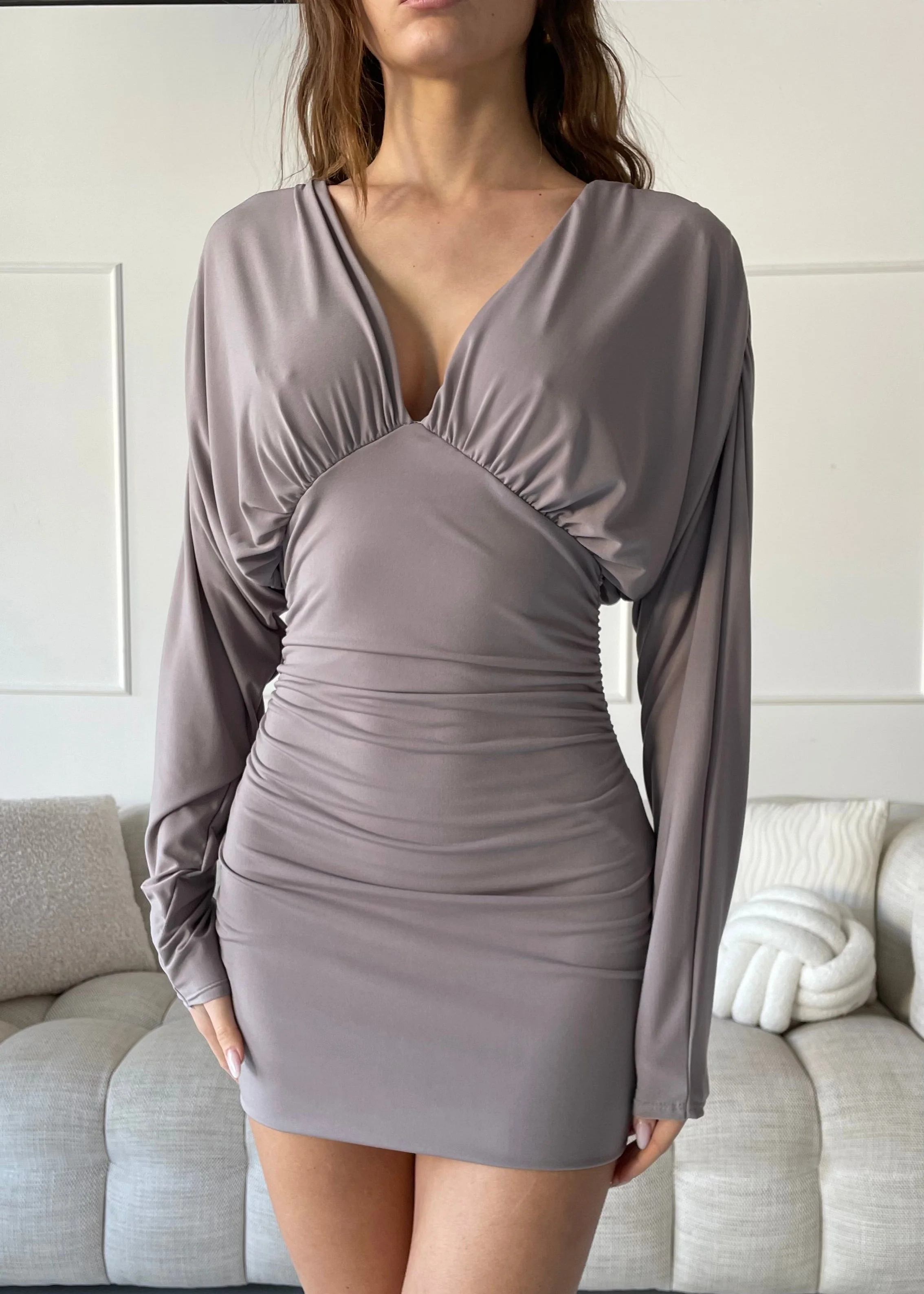 VERRY - vestito mini in beige scuro con scollo a V drappeggiato