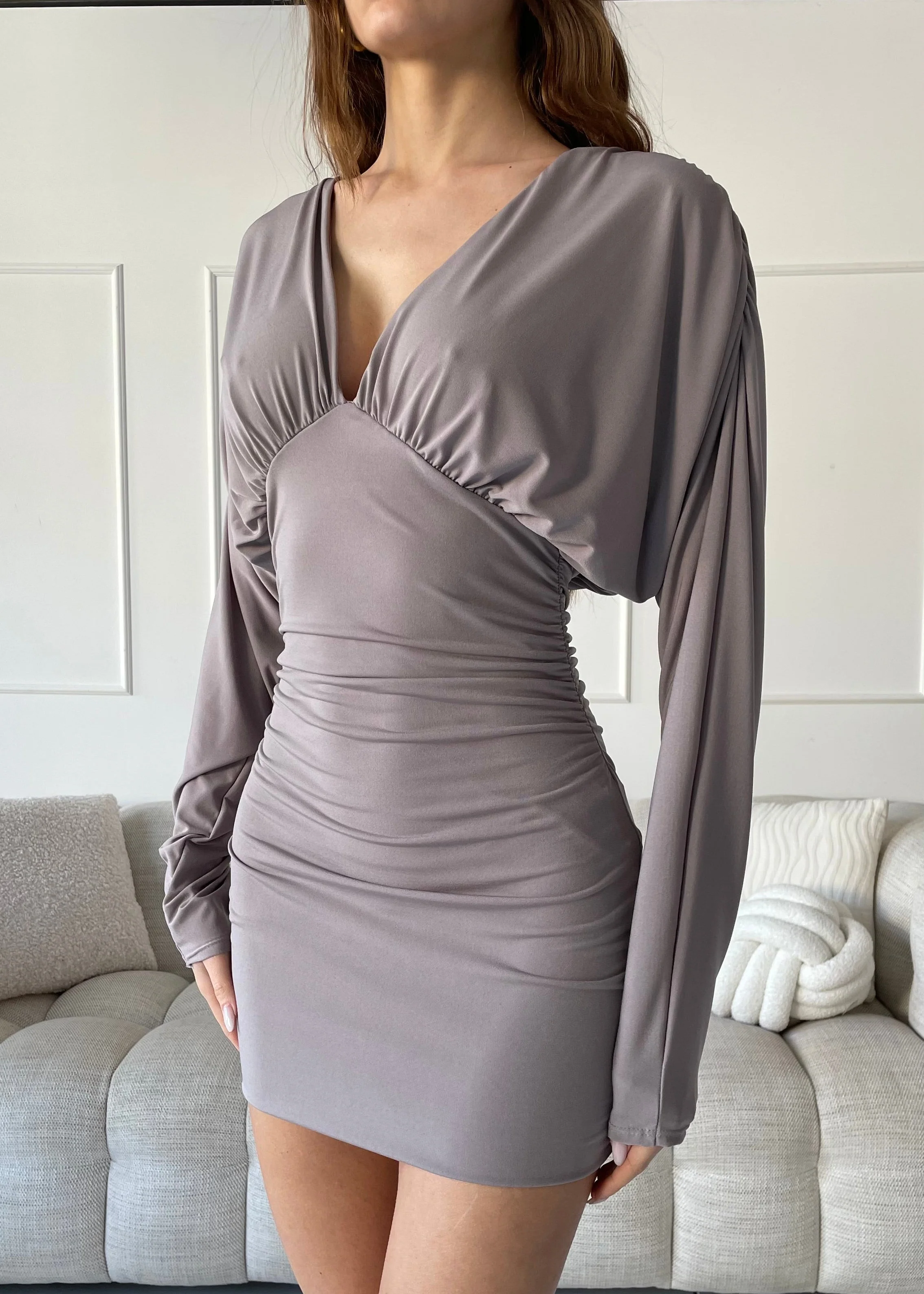 VERRY - vestito mini in beige scuro con scollo a V drappeggiato - Image 2