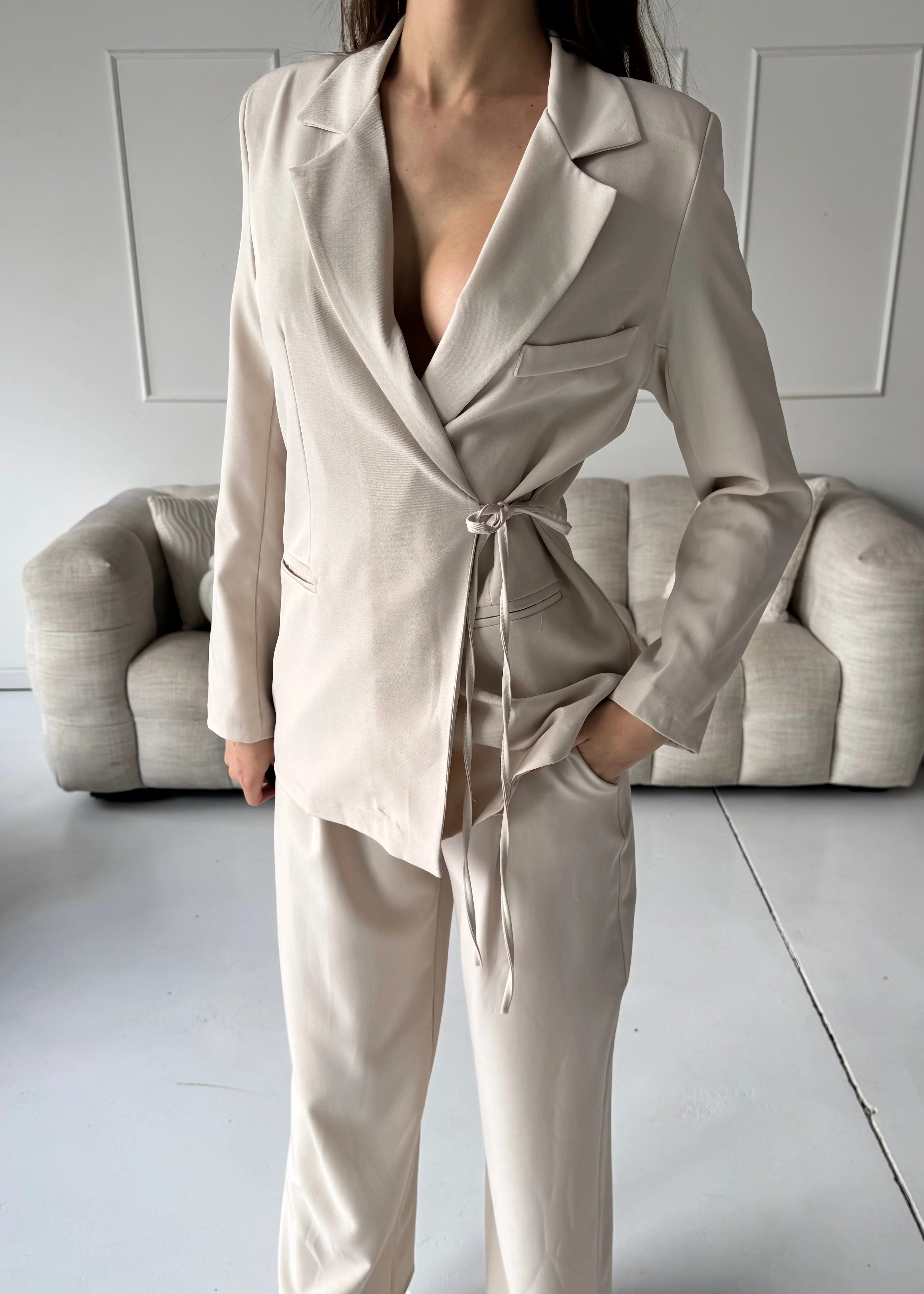 WILA - set giacca pantaloni tailleur beige avorio con chiusura laterale fiocco - Image 3
