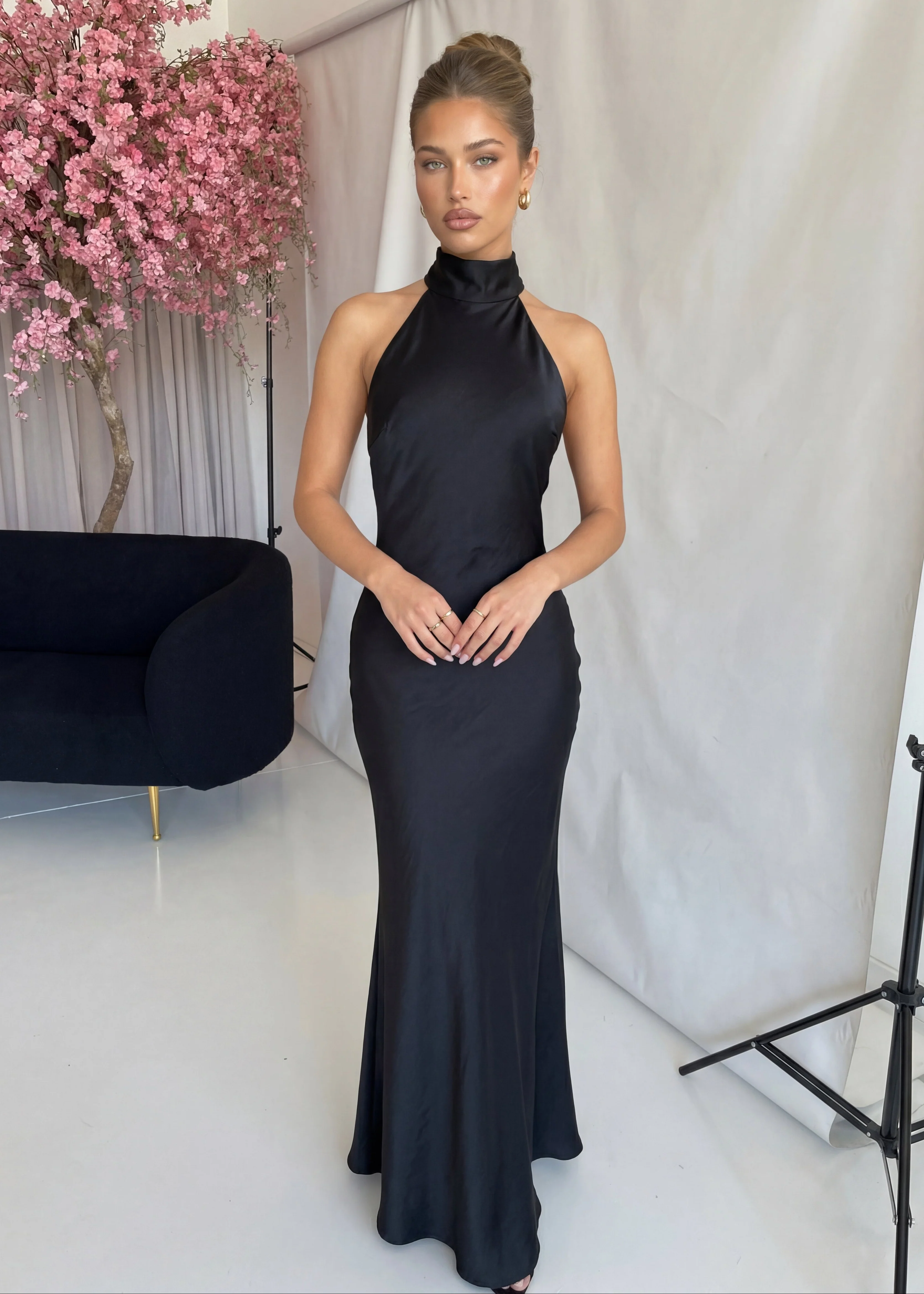 XELIA - vestito lungo nero effetto satin con scollo americano
